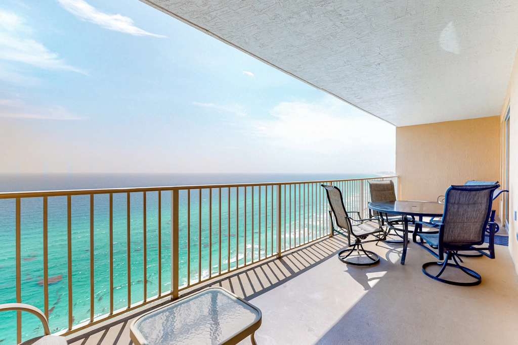 Beachside condo with a pool, hot tub, washer/dryer, beach access - snowbirds OK