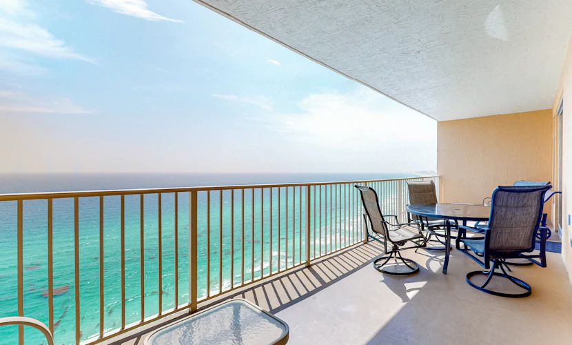 Beachside condo with a pool, hot tub, washer/dryer, beach access - snowbirds OK