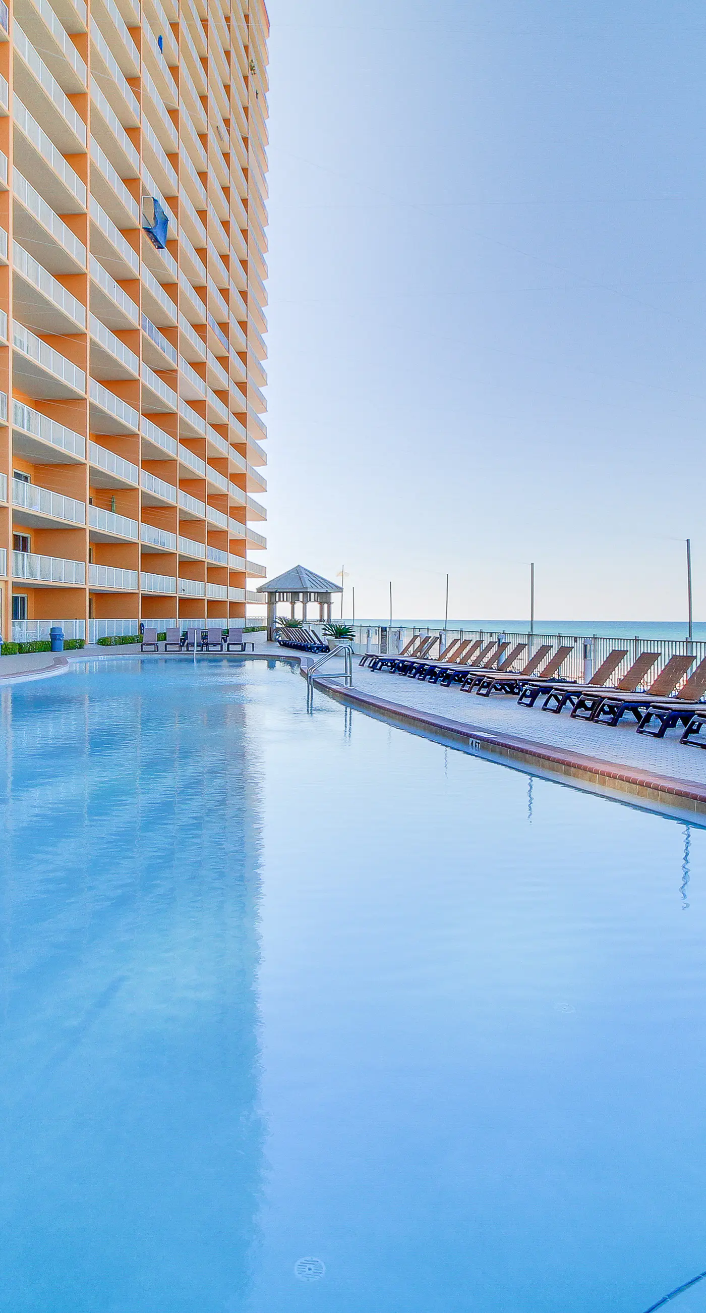 Beachside condo with a pool, hot tub, washer/dryer, beach access - snowbirds OK