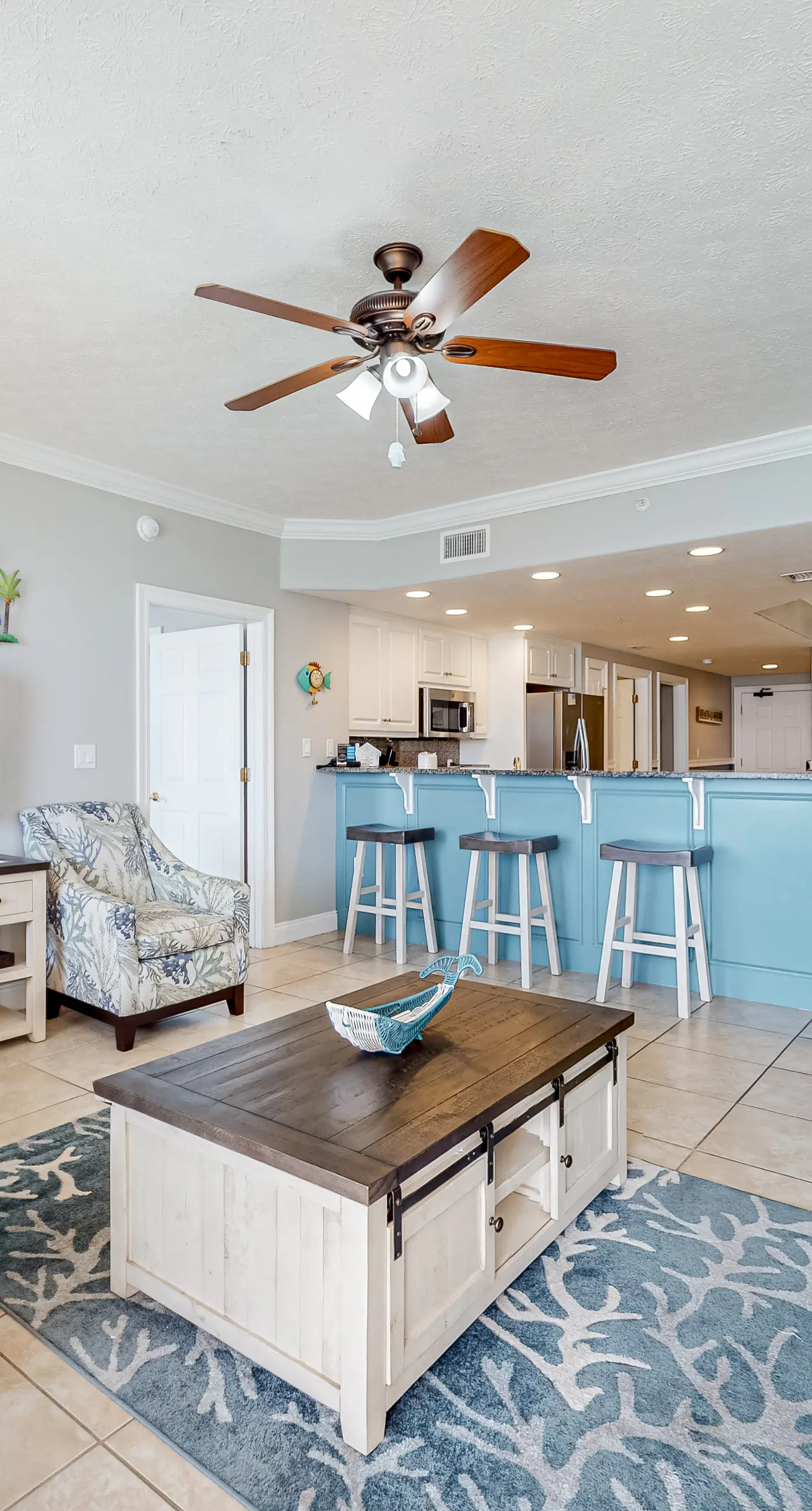 Beachside condo with a pool, hot tub, washer/dryer, beach access - snowbirds OK