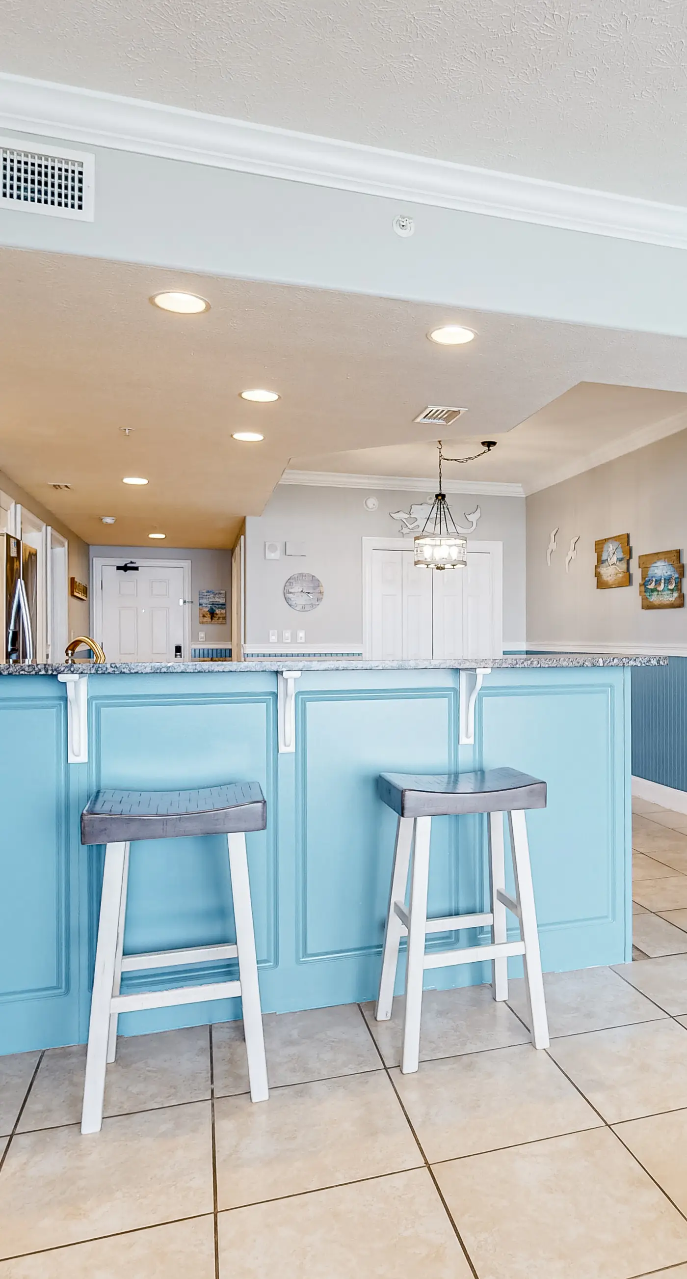 Beachside condo with a pool, hot tub, washer/dryer, beach access - snowbirds OK