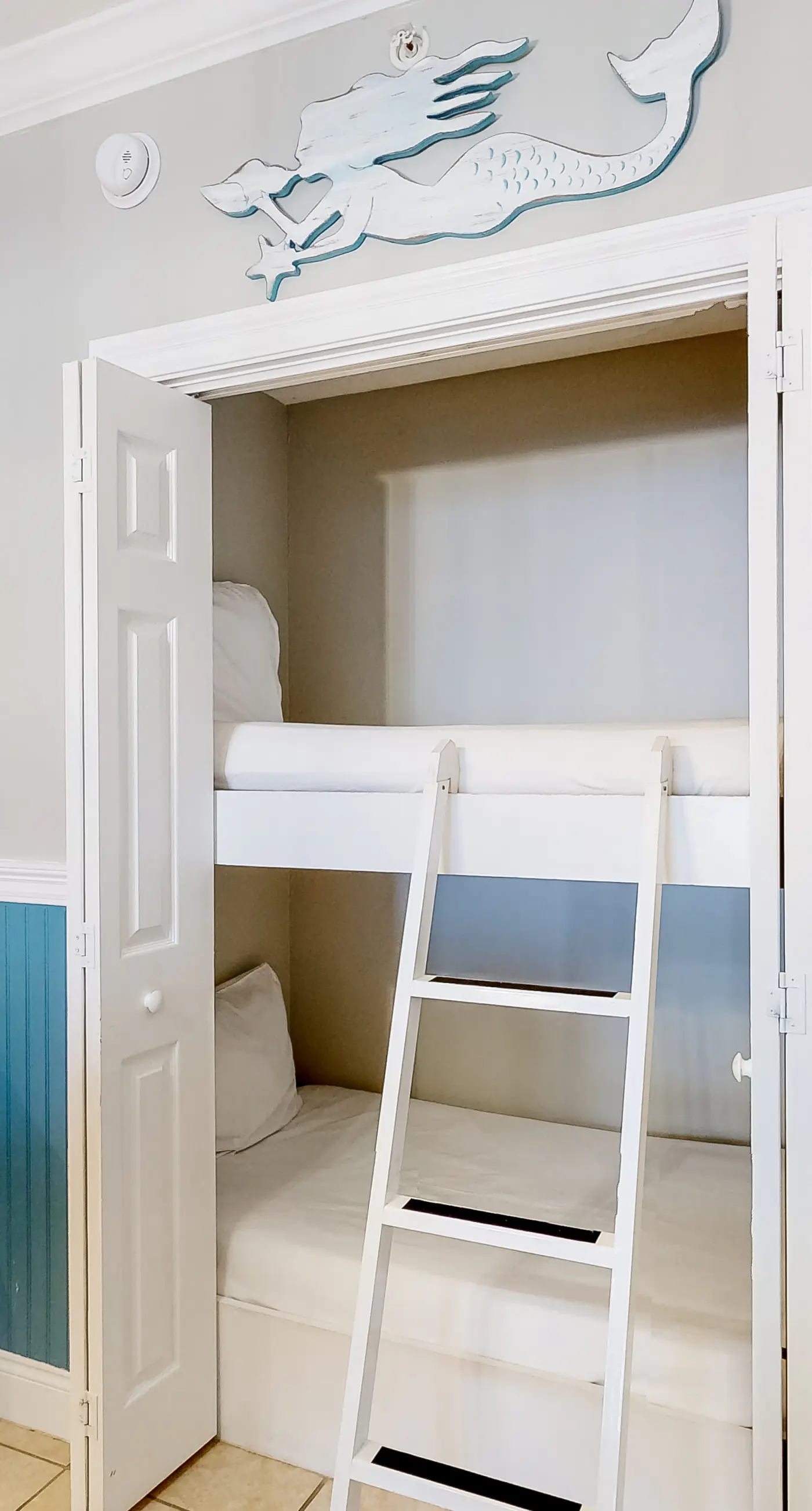 Beachside condo with a pool, hot tub, washer/dryer, beach access - snowbirds OK