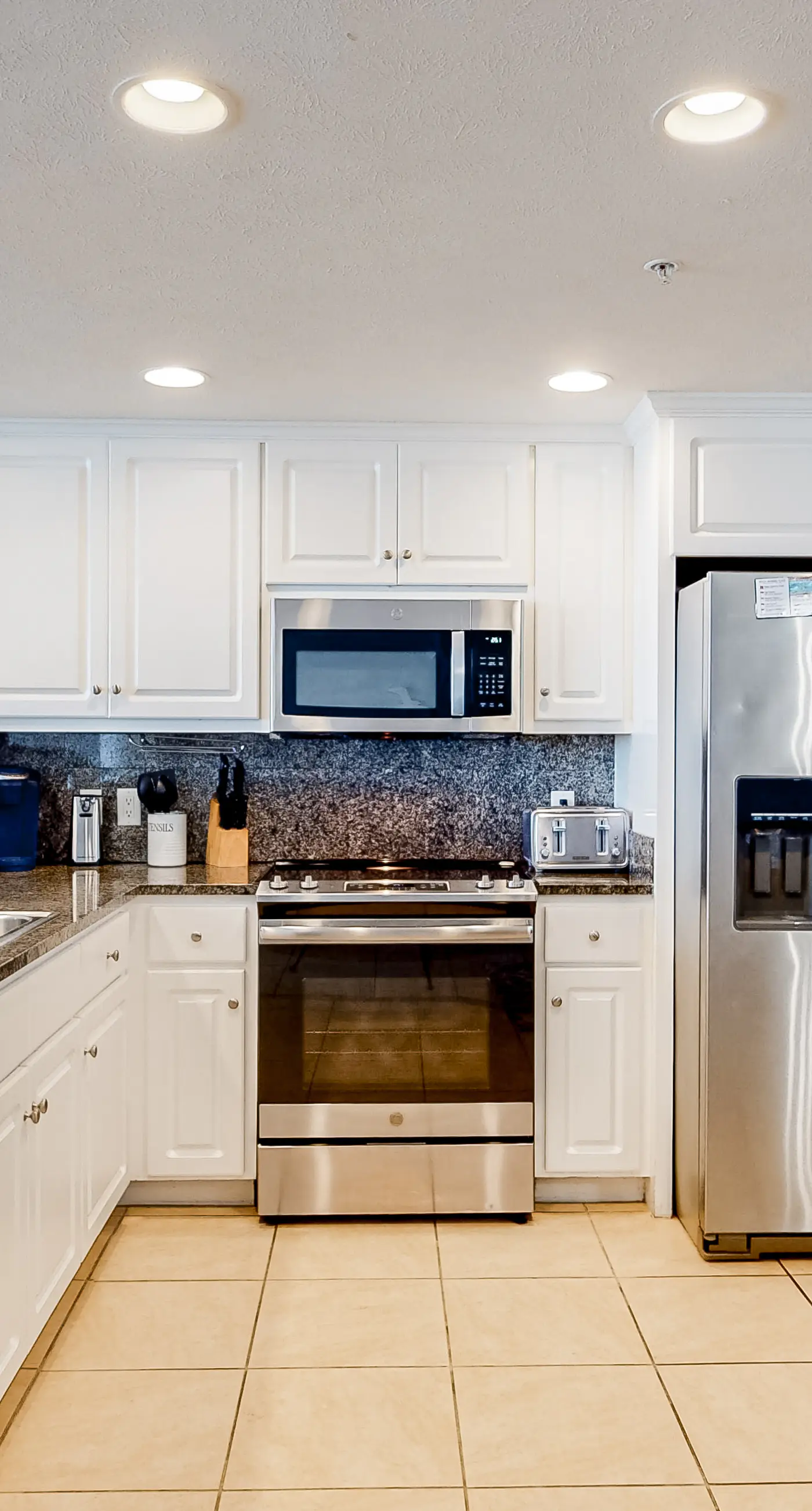 Beachside condo with a pool, hot tub, washer/dryer, beach access - snowbirds OK