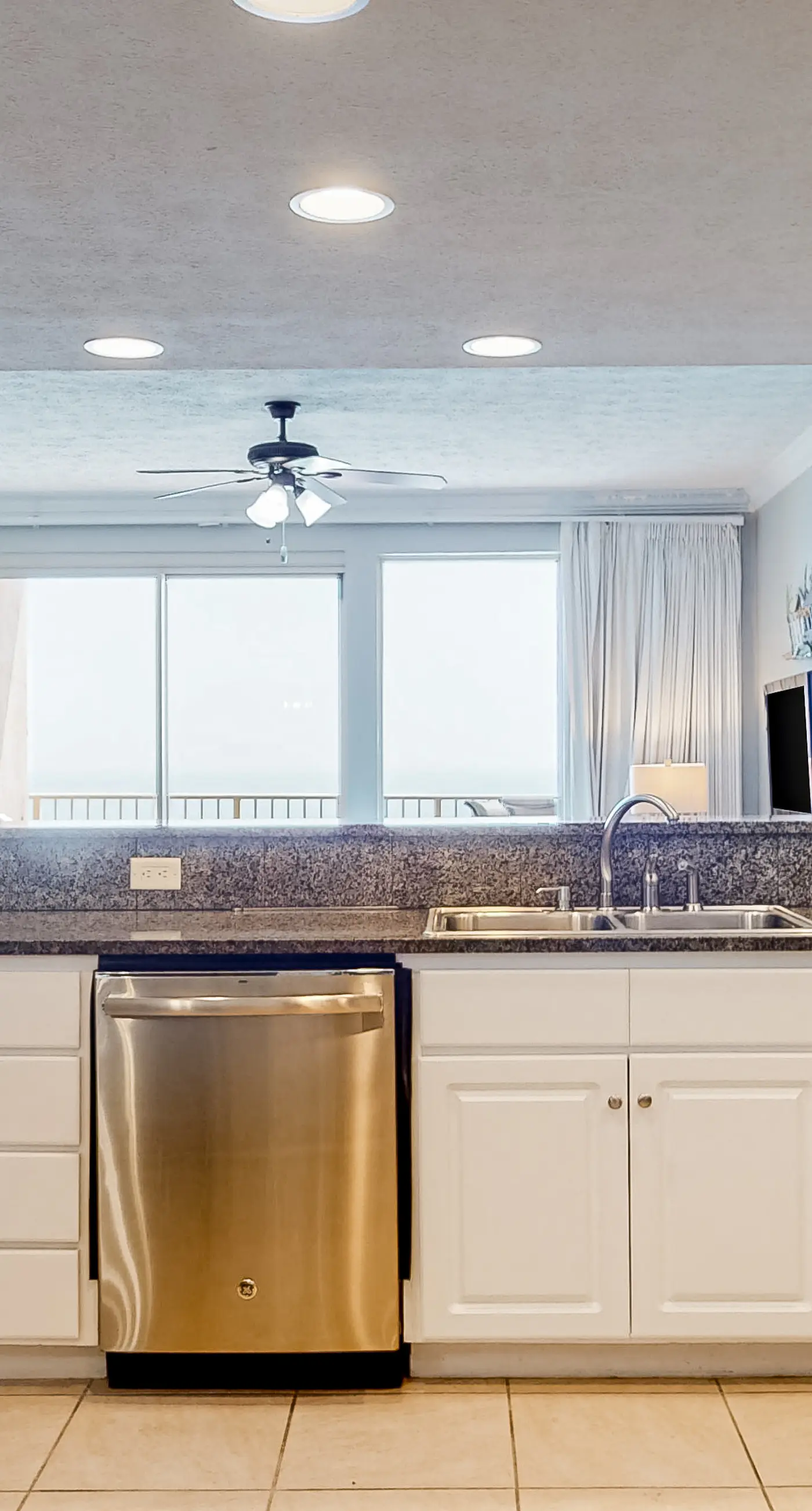 Beachside condo with a pool, hot tub, washer/dryer, beach access - snowbirds OK