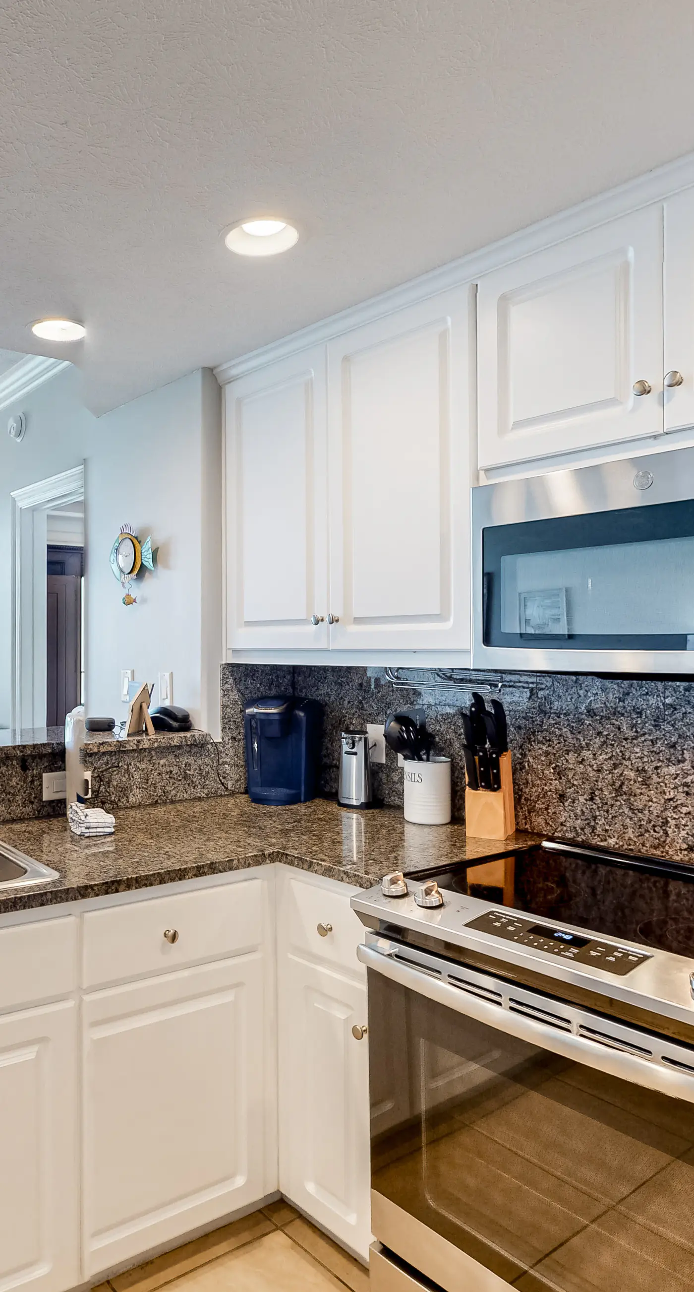 Beachside condo with a pool, hot tub, washer/dryer, beach access - snowbirds OK