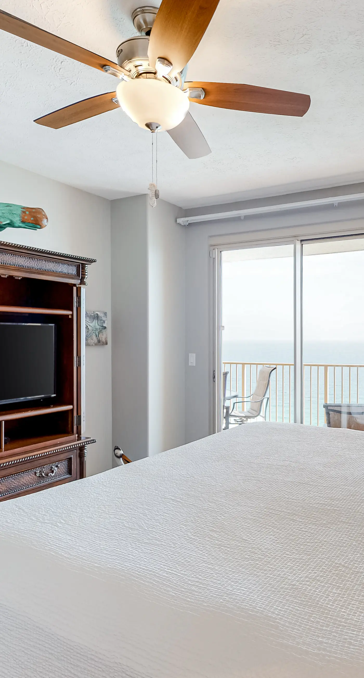 Beachside condo with a pool, hot tub, washer/dryer, beach access - snowbirds OK