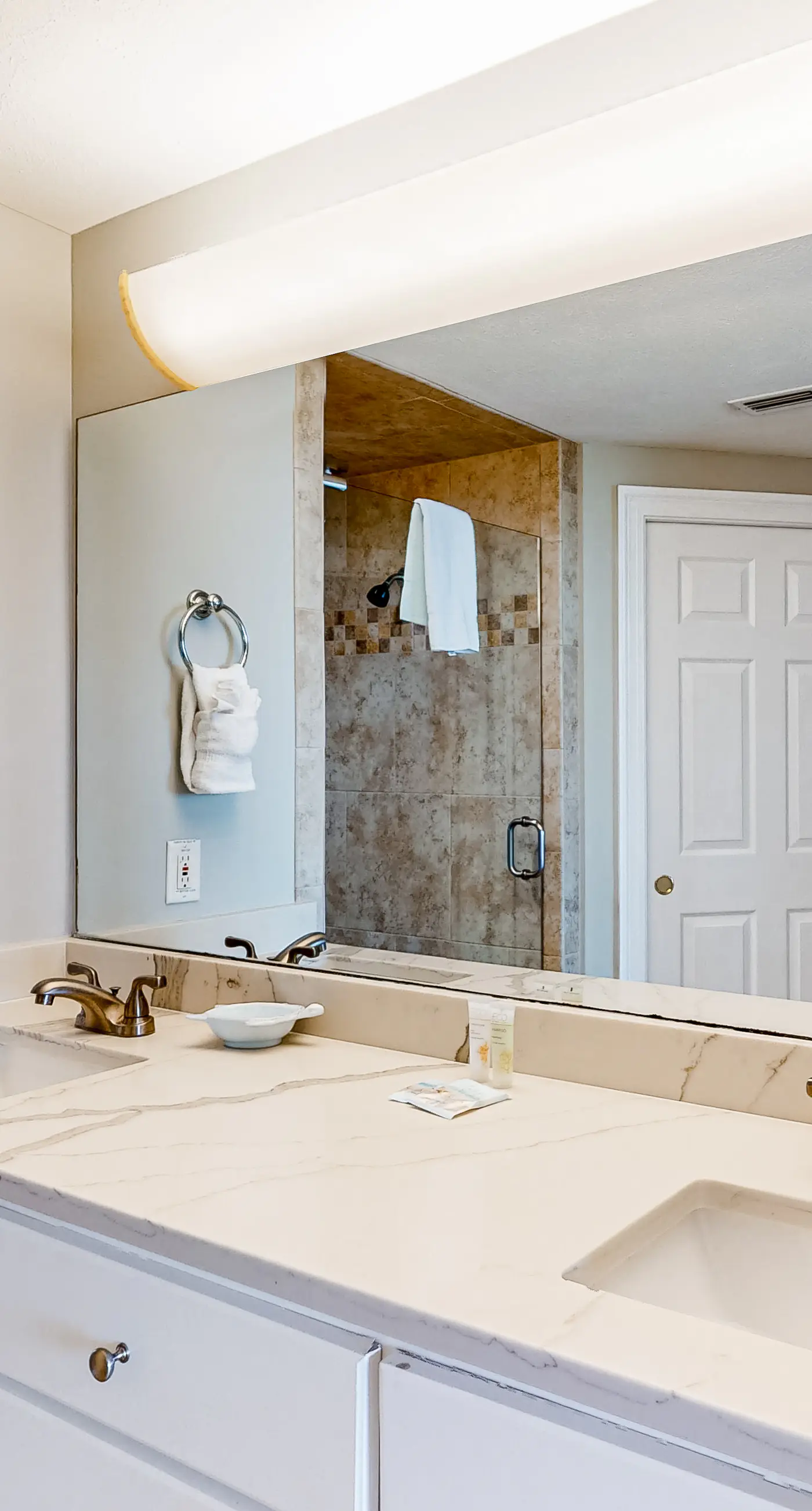 Beachside condo with a pool, hot tub, washer/dryer, beach access - snowbirds OK