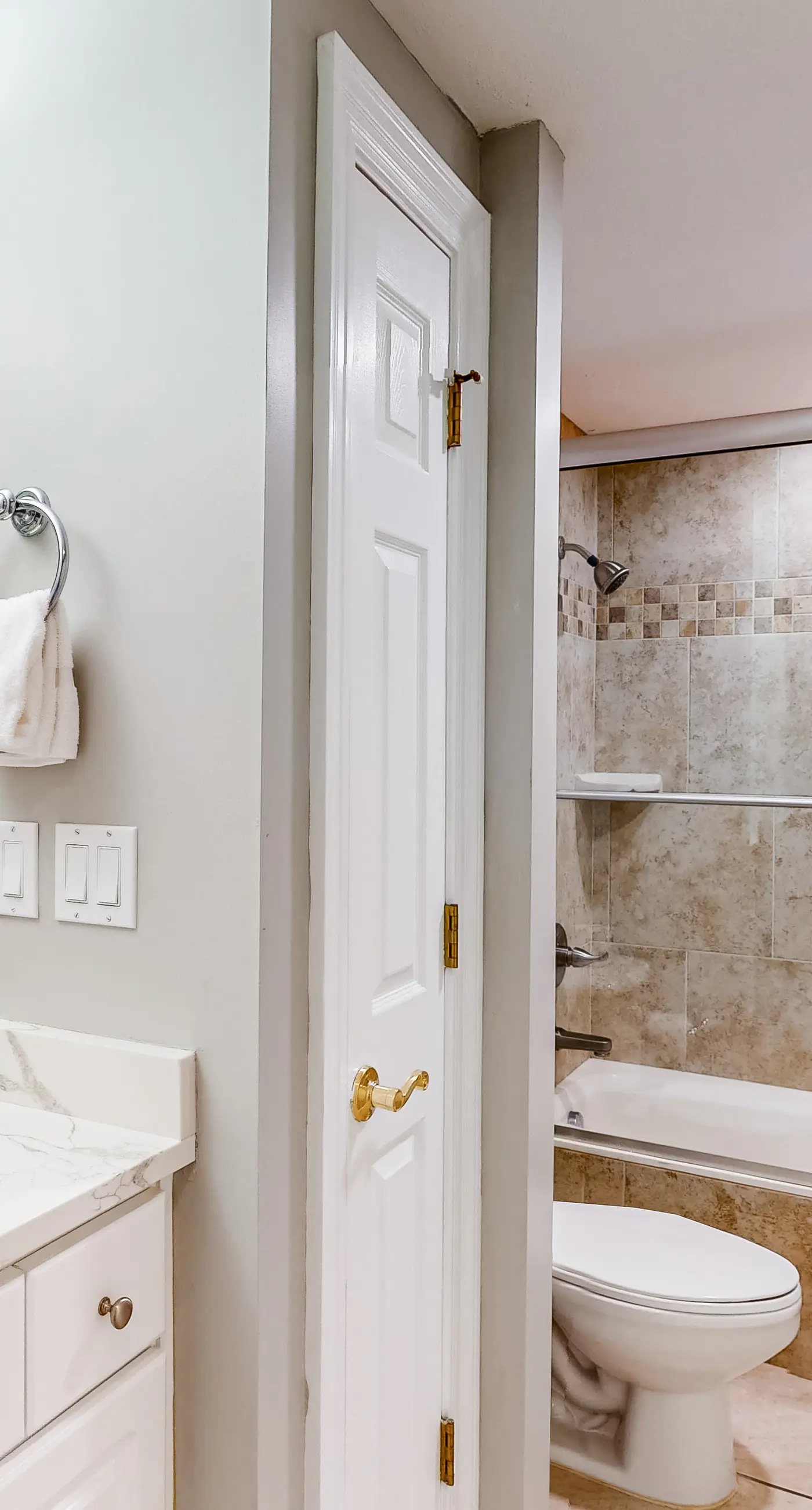 Beachside condo with a pool, hot tub, washer/dryer, beach access - snowbirds OK