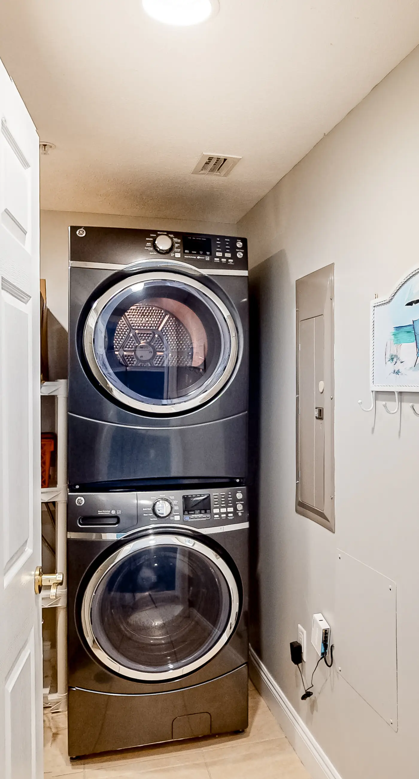 Beachside condo with a pool, hot tub, washer/dryer, beach access - snowbirds OK