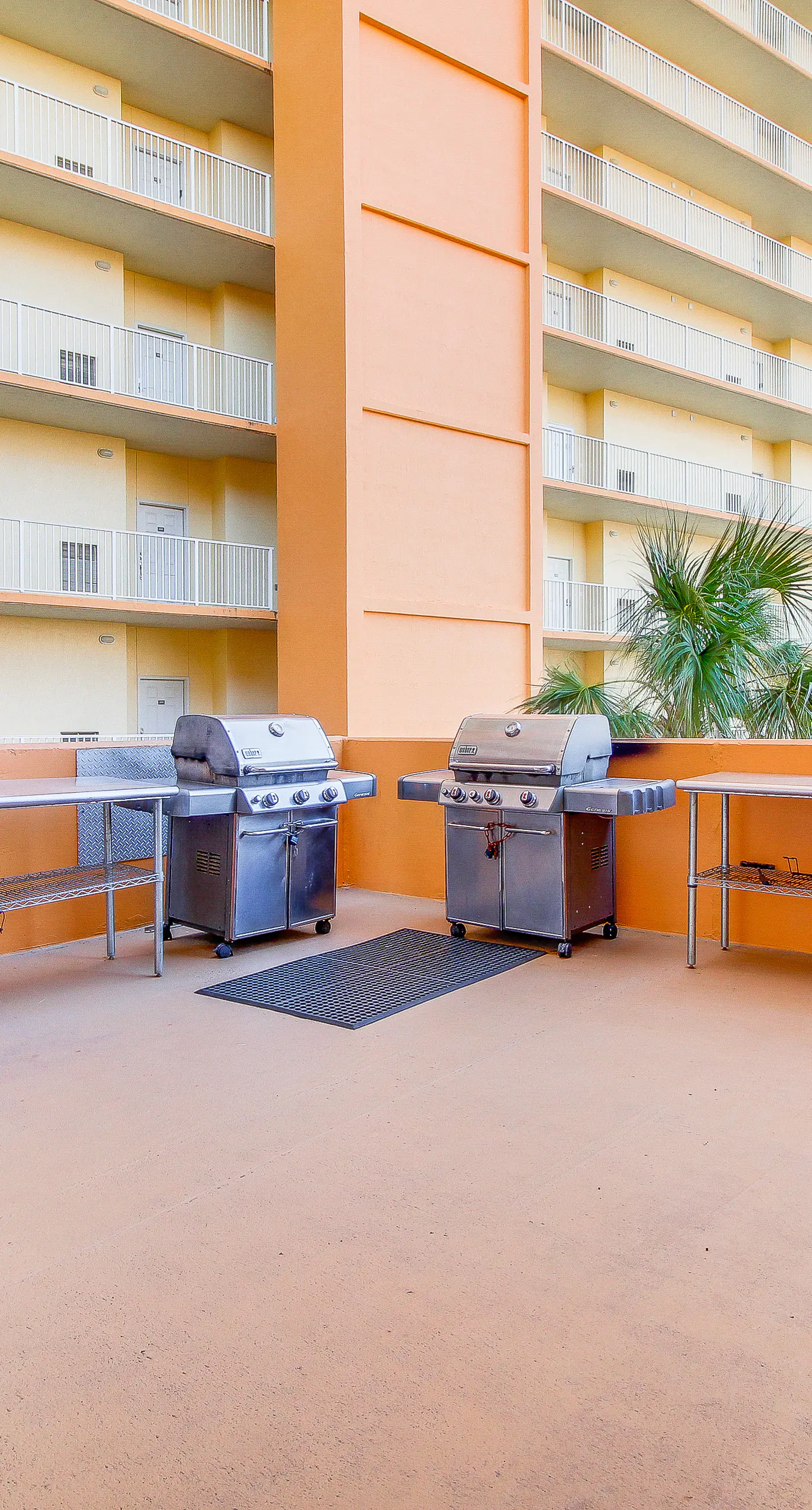 Beachside condo with a pool, hot tub, washer/dryer, beach access - snowbirds OK