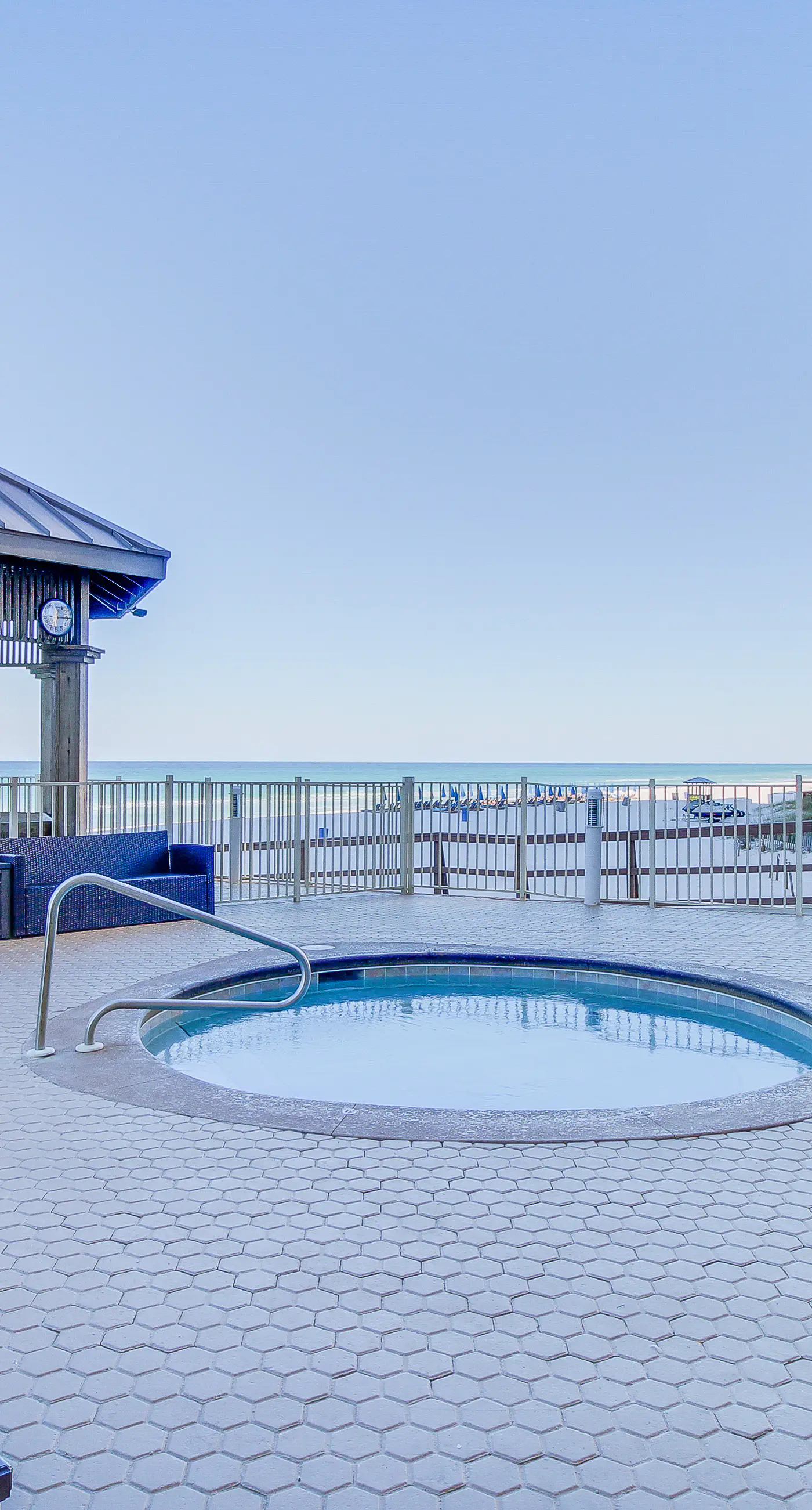 Beachside condo with a pool, hot tub, washer/dryer, beach access - snowbirds OK