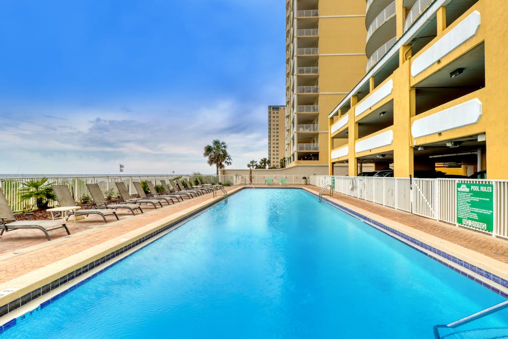 Beautiful condo, balcony, sauna & pool access