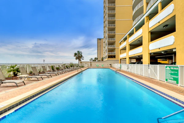 Beautiful condo, balcony, sauna & pool access