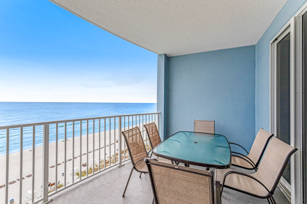Beautiful condo, balcony, sauna & pool access