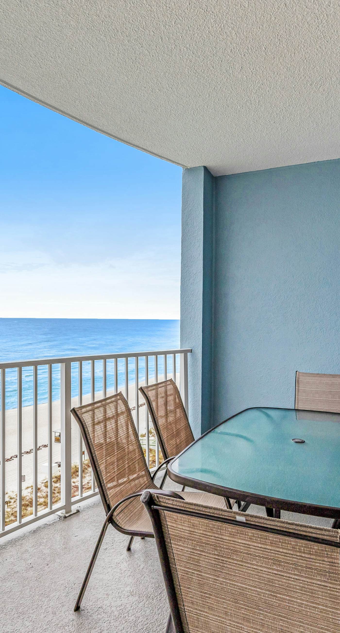 Beautiful condo, balcony, sauna & pool access