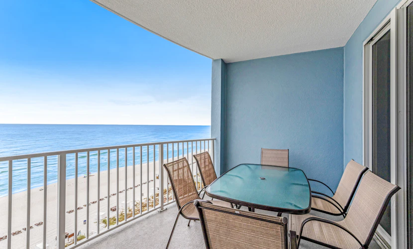 Beautiful condo, balcony, sauna & pool access