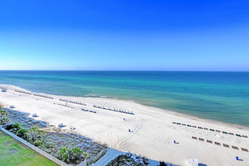 Beautiful condo, balcony, sauna & pool access