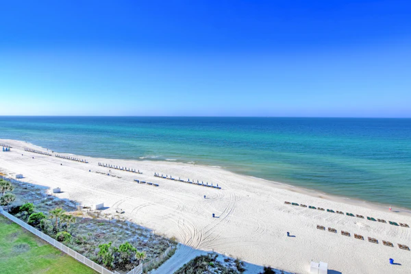 Beautiful condo, balcony, sauna & pool access