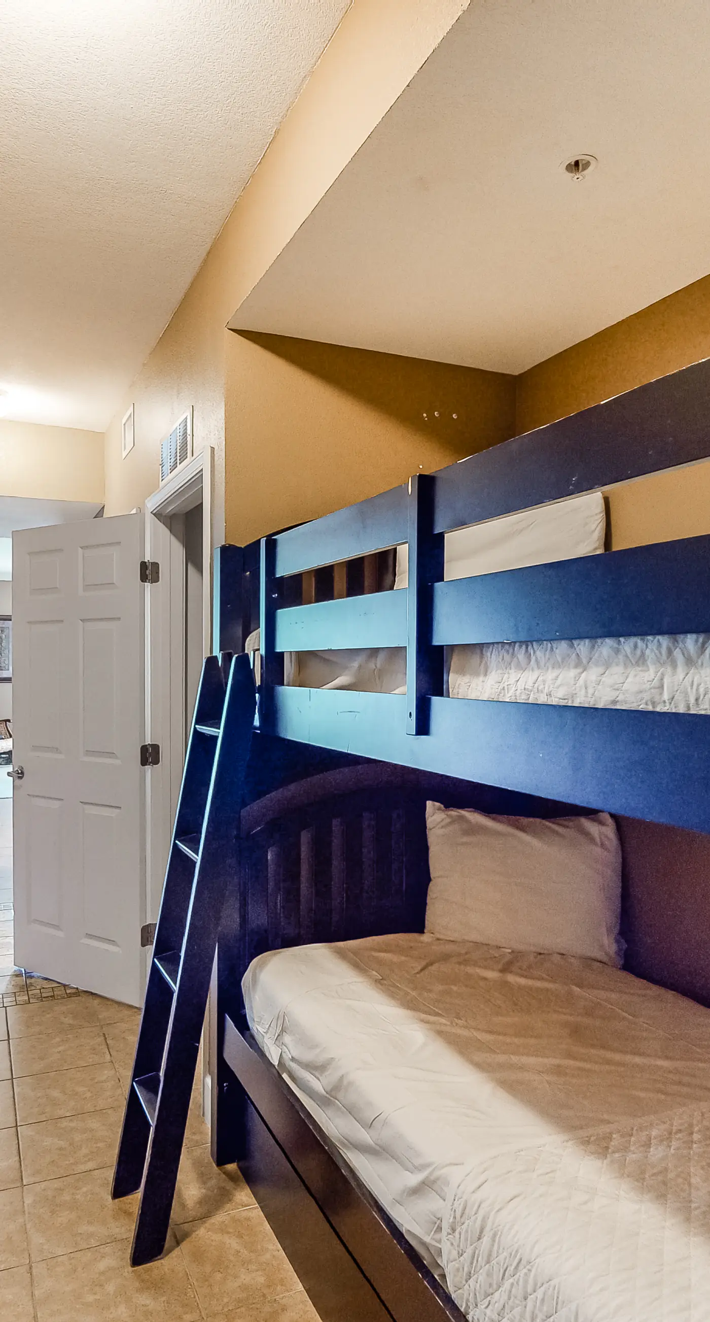 Lovely gulf-front condo near Pier Park w/ pools, hot tubs & fitness center