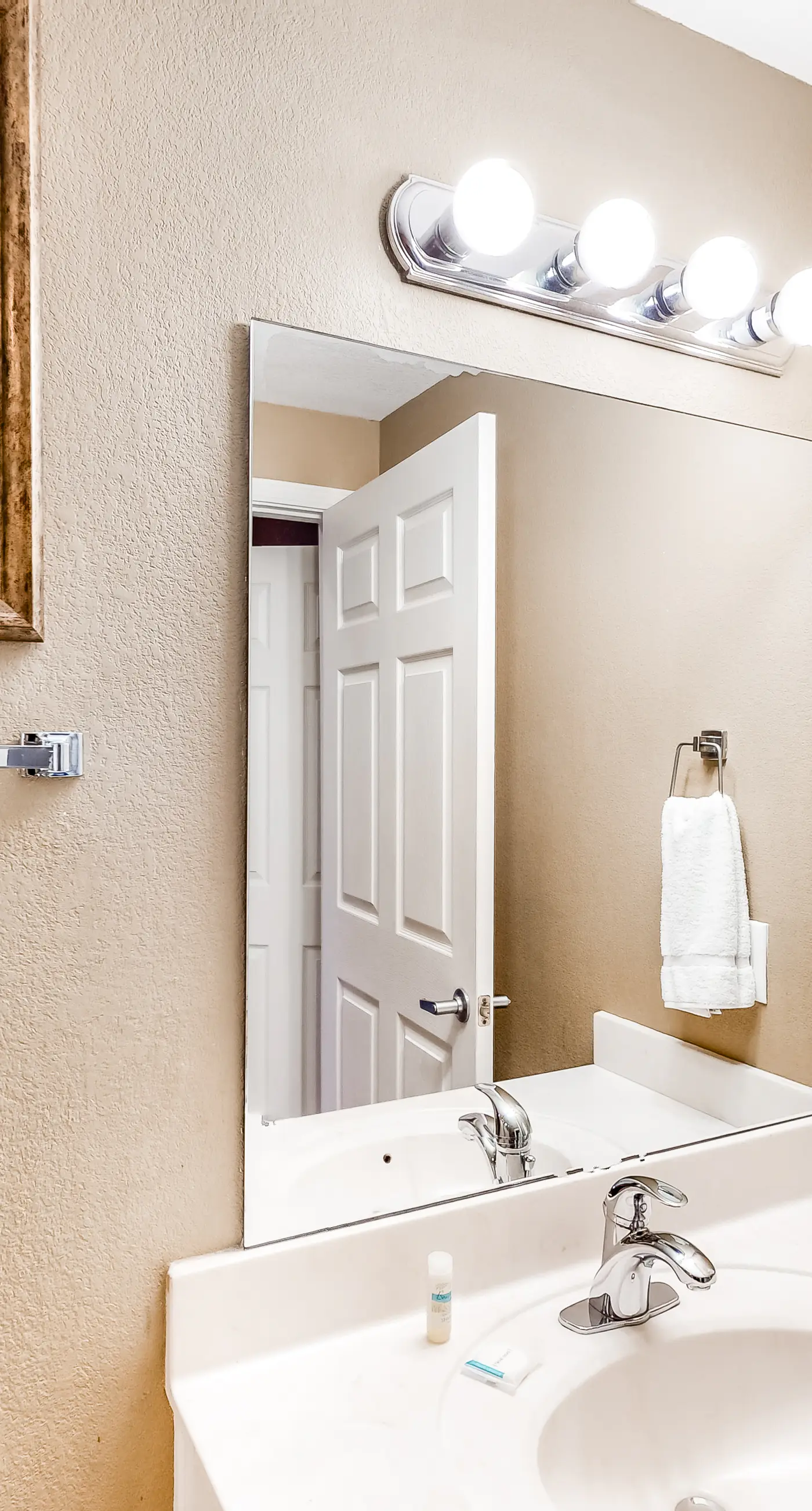 Lovely gulf-front condo near Pier Park w/ pools, hot tubs & fitness center