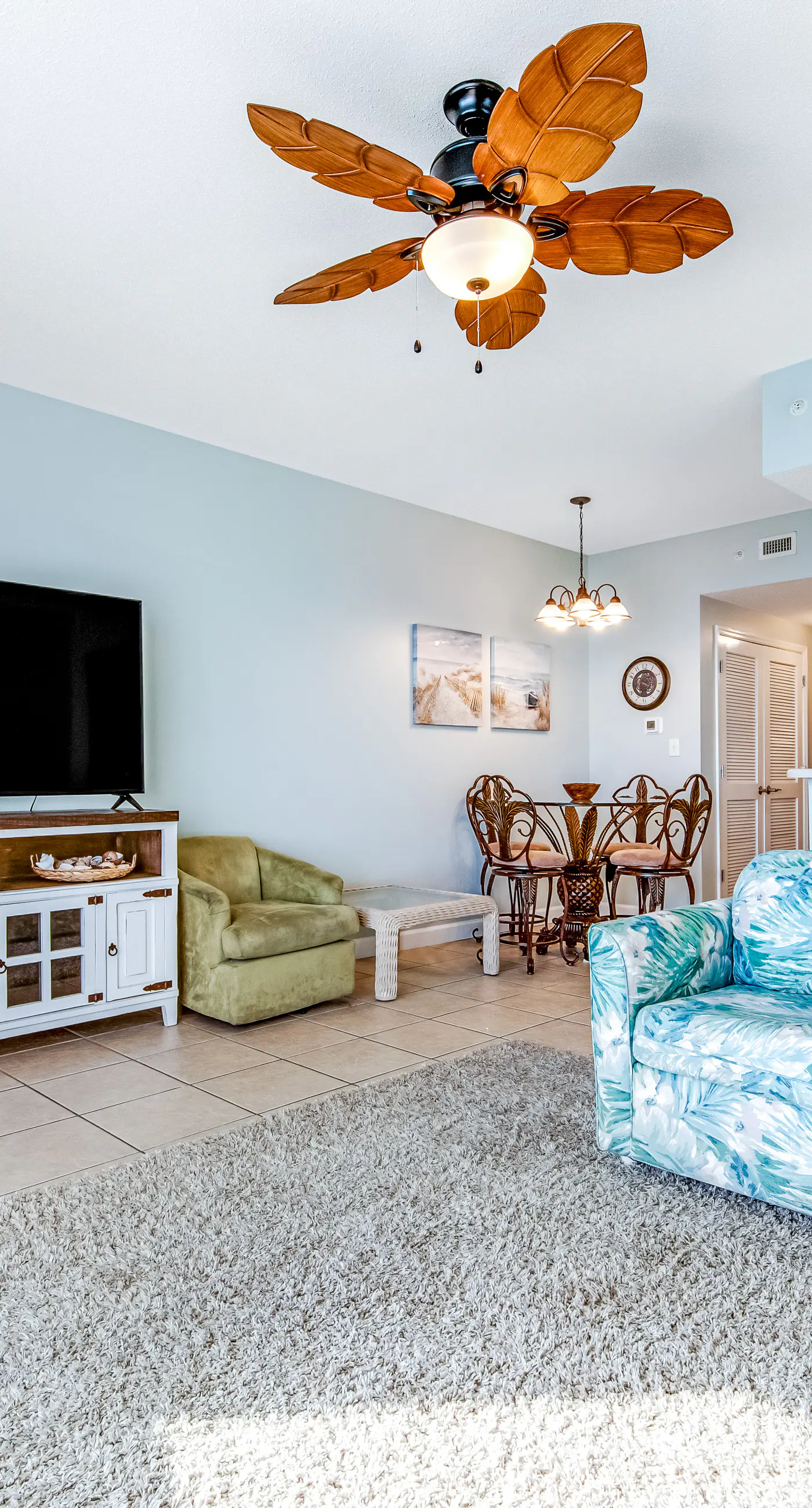 Bright & stylish condo with fantastic Gulf views from your balcony, pools & gym