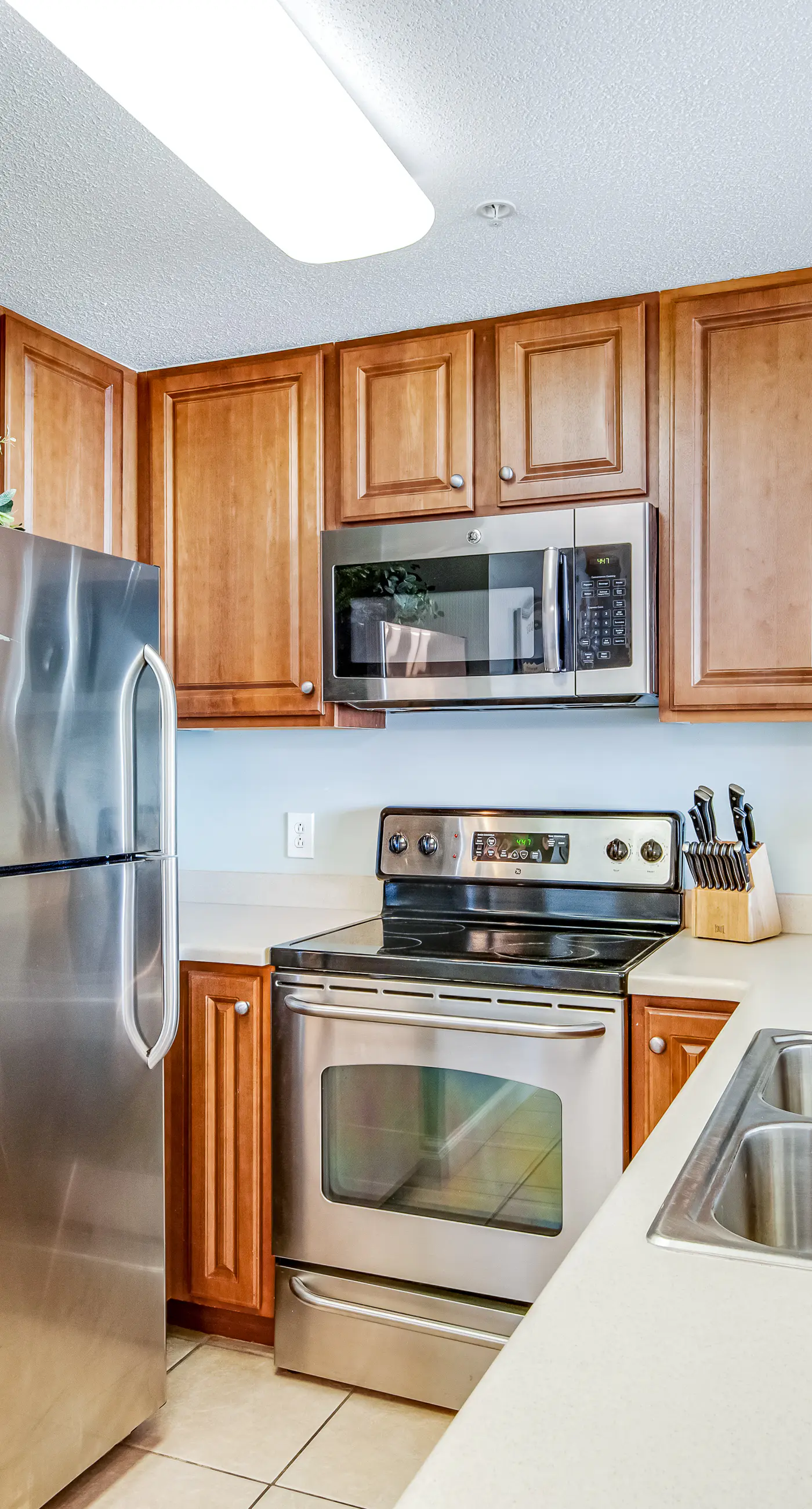Bright & stylish condo with fantastic Gulf views from your balcony, pools & gym