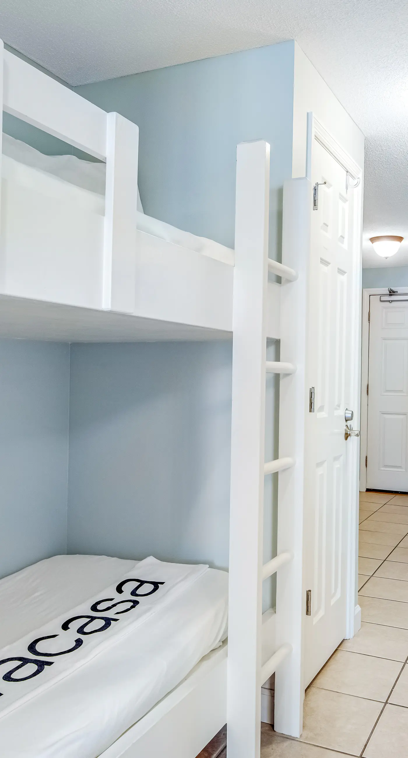 Bright & stylish condo with fantastic Gulf views from your balcony, pools & gym