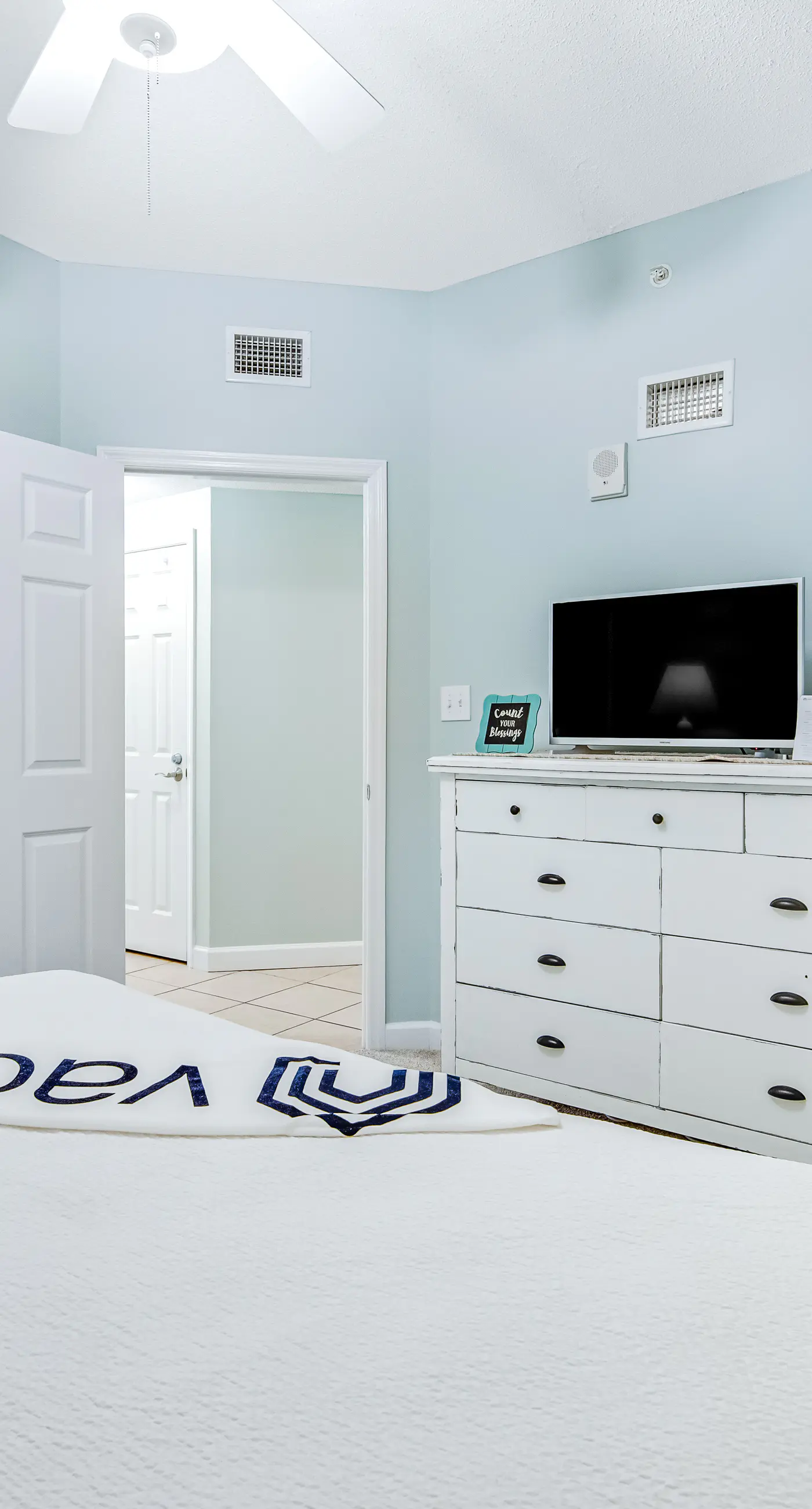 Bright & stylish condo with fantastic Gulf views from your balcony, pools & gym