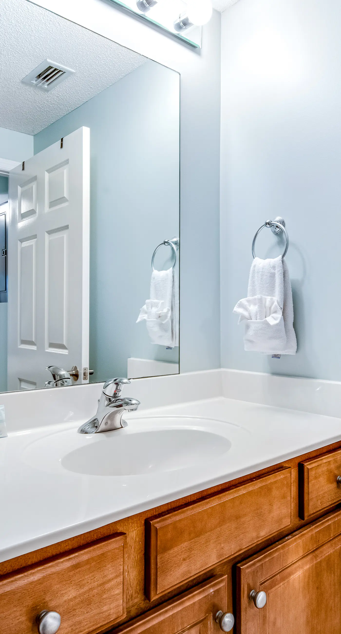 Bright & stylish condo with fantastic Gulf views from your balcony, pools & gym