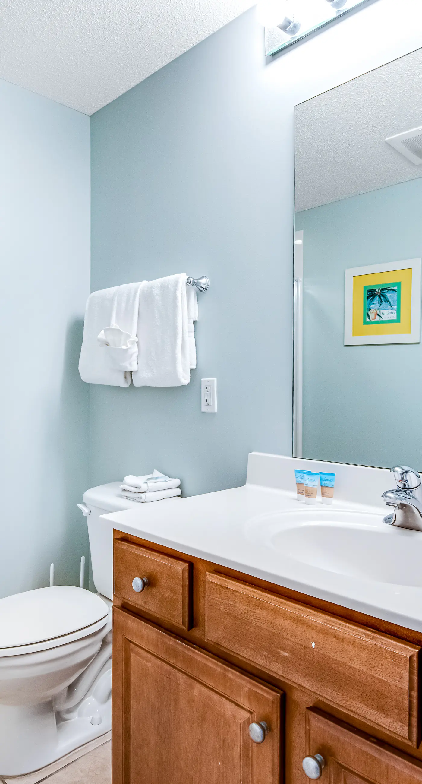 Bright & stylish condo with fantastic Gulf views from your balcony, pools & gym