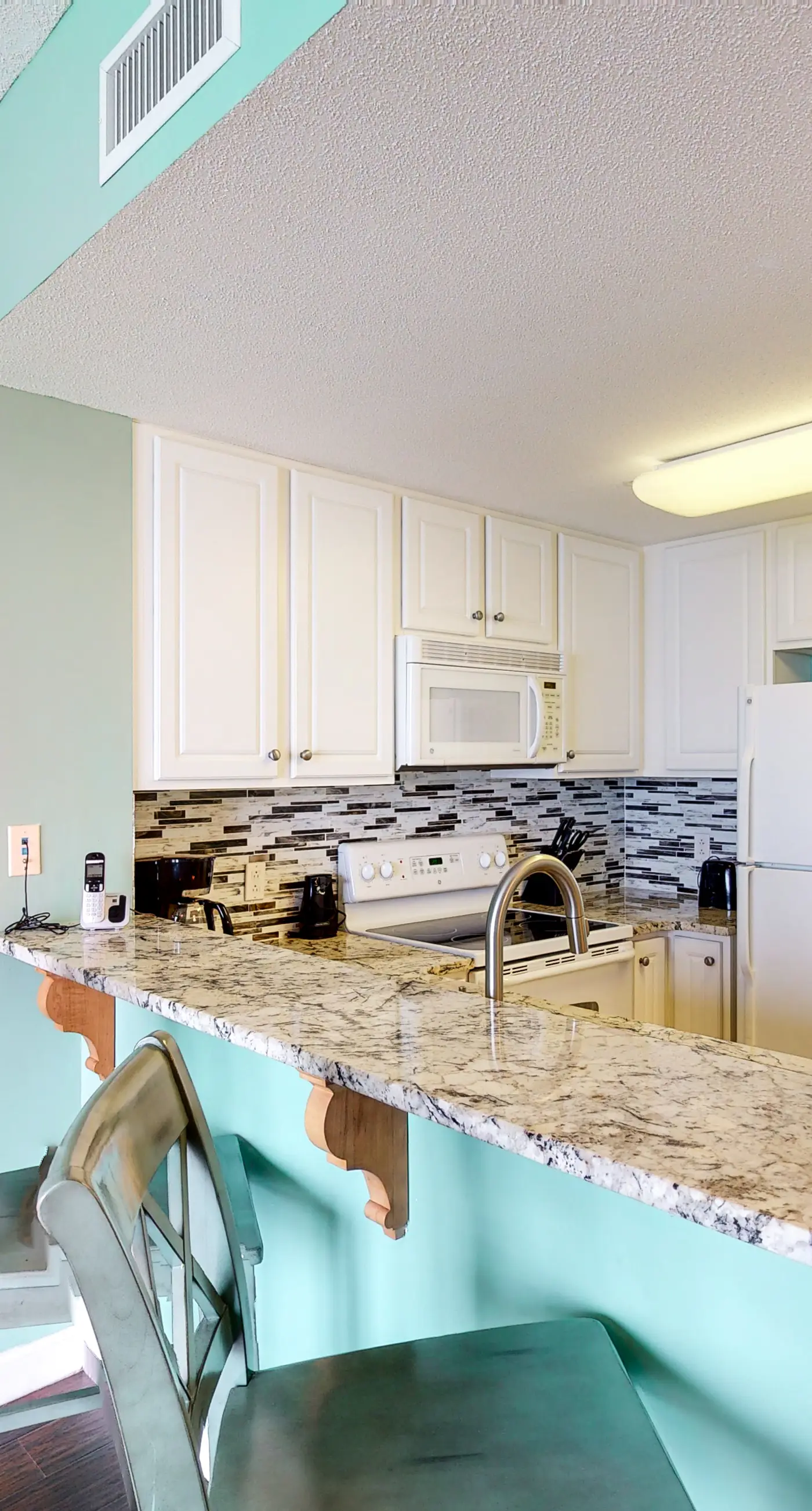 Beachfront, seafoam sanctuary with furnished balcony, pools, & gym