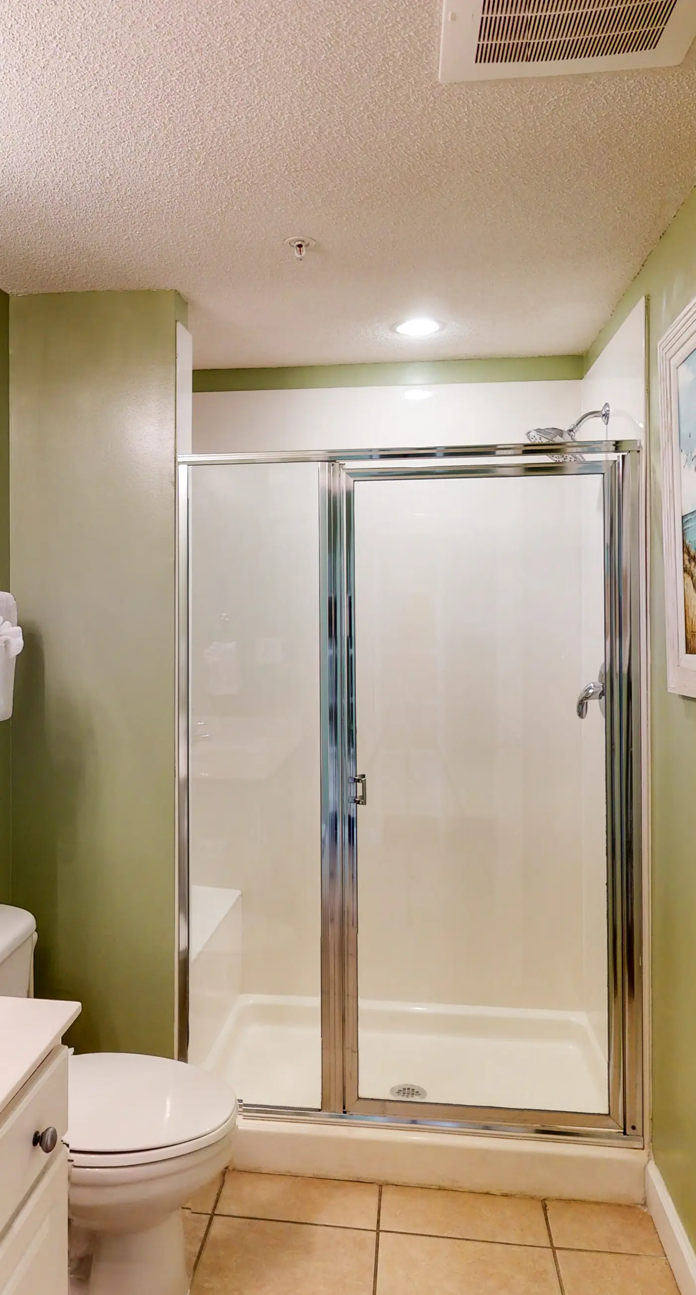 Beachfront, seafoam sanctuary with furnished balcony, pools, & gym