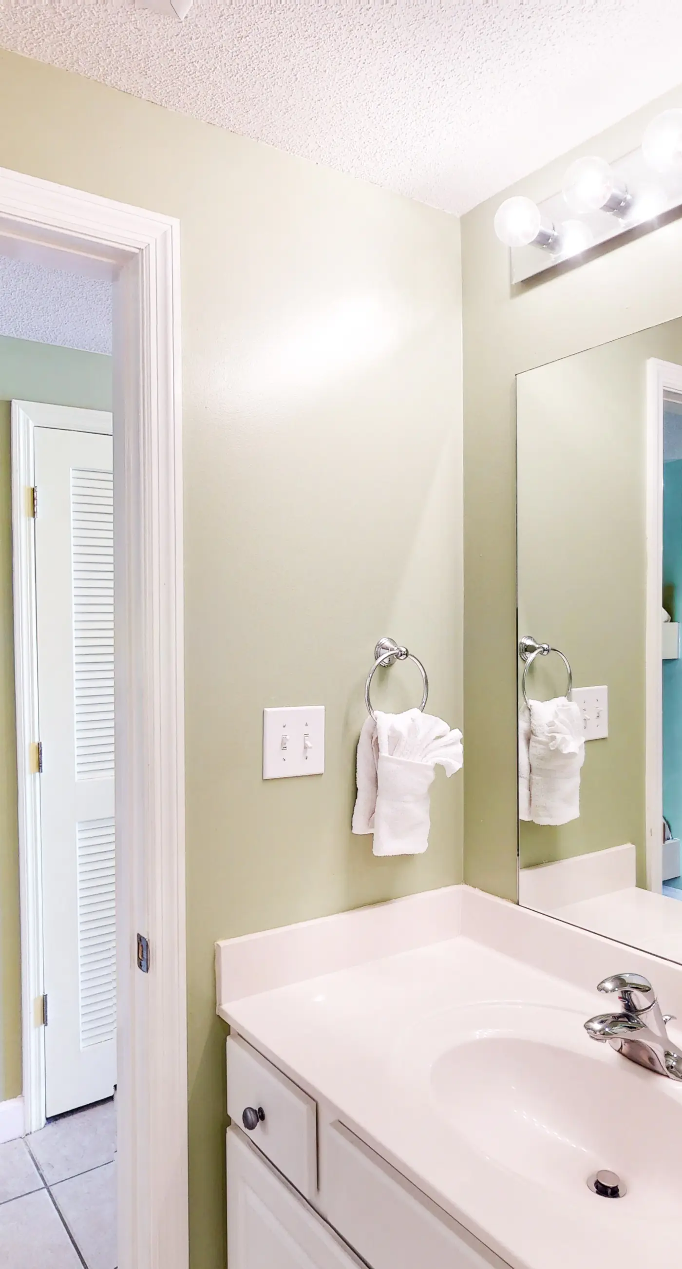 Beachfront, seafoam sanctuary with furnished balcony, pools, & gym