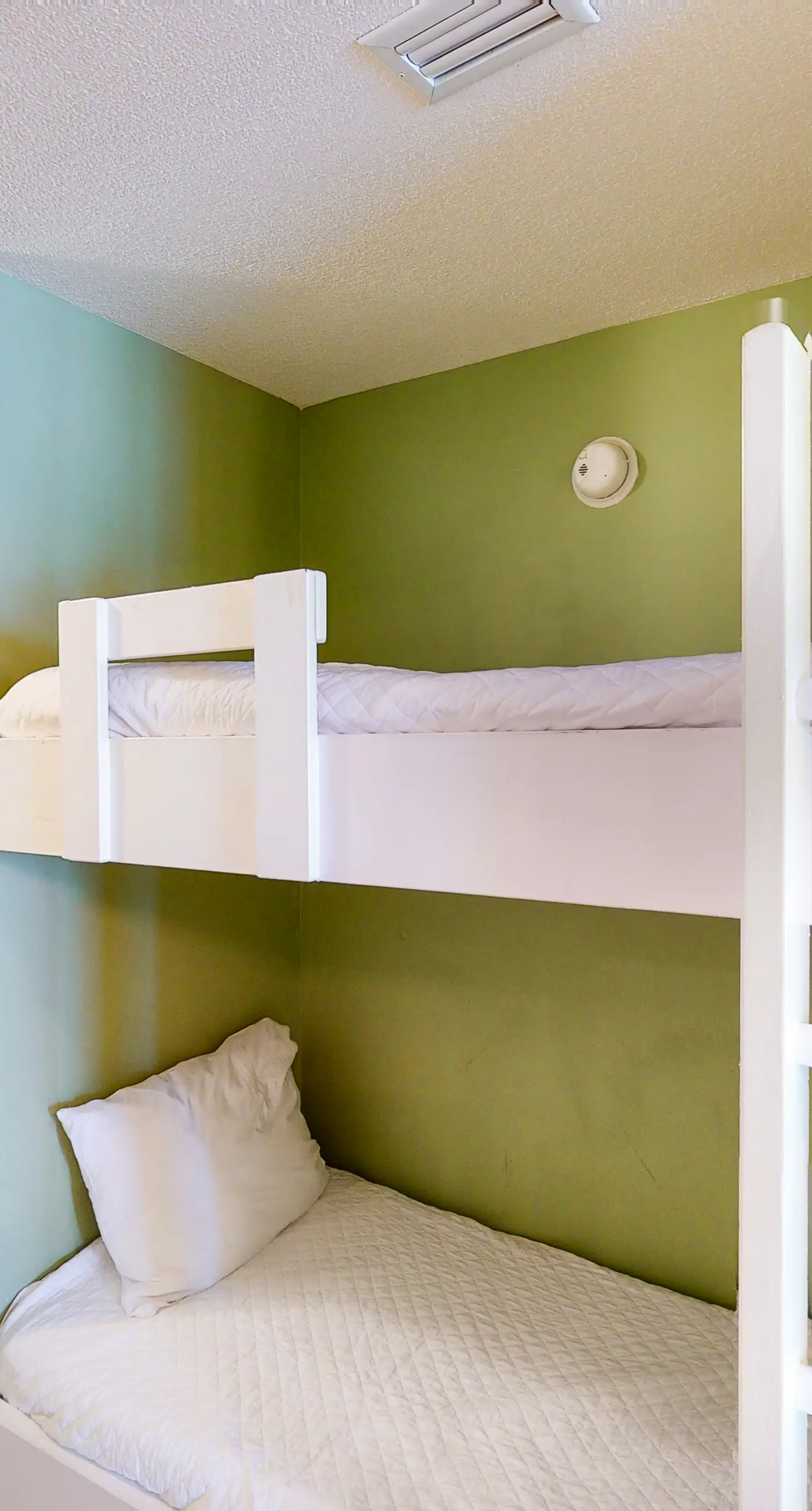 Beachfront, seafoam sanctuary with furnished balcony, pools, & gym