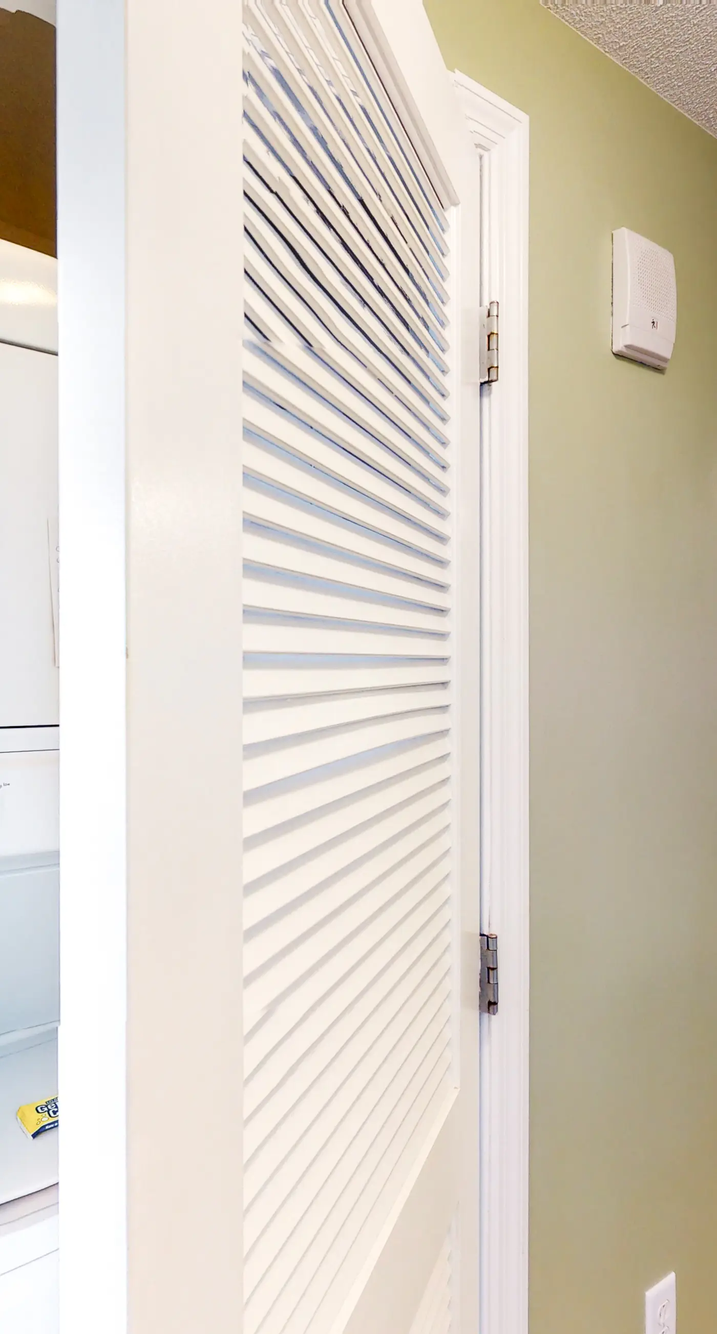 Beachfront, seafoam sanctuary with furnished balcony, pools, & gym