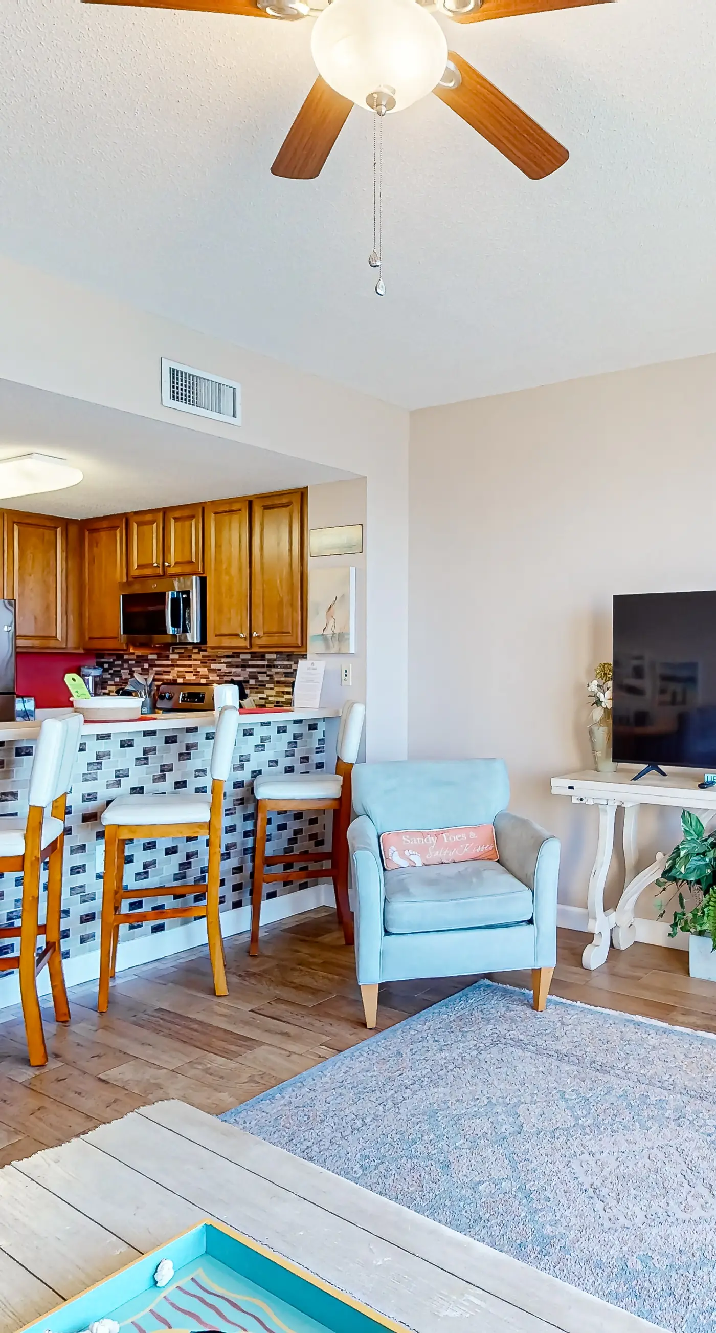 Cozy & colorful beachfront condo with balcony, pools, & fitness center