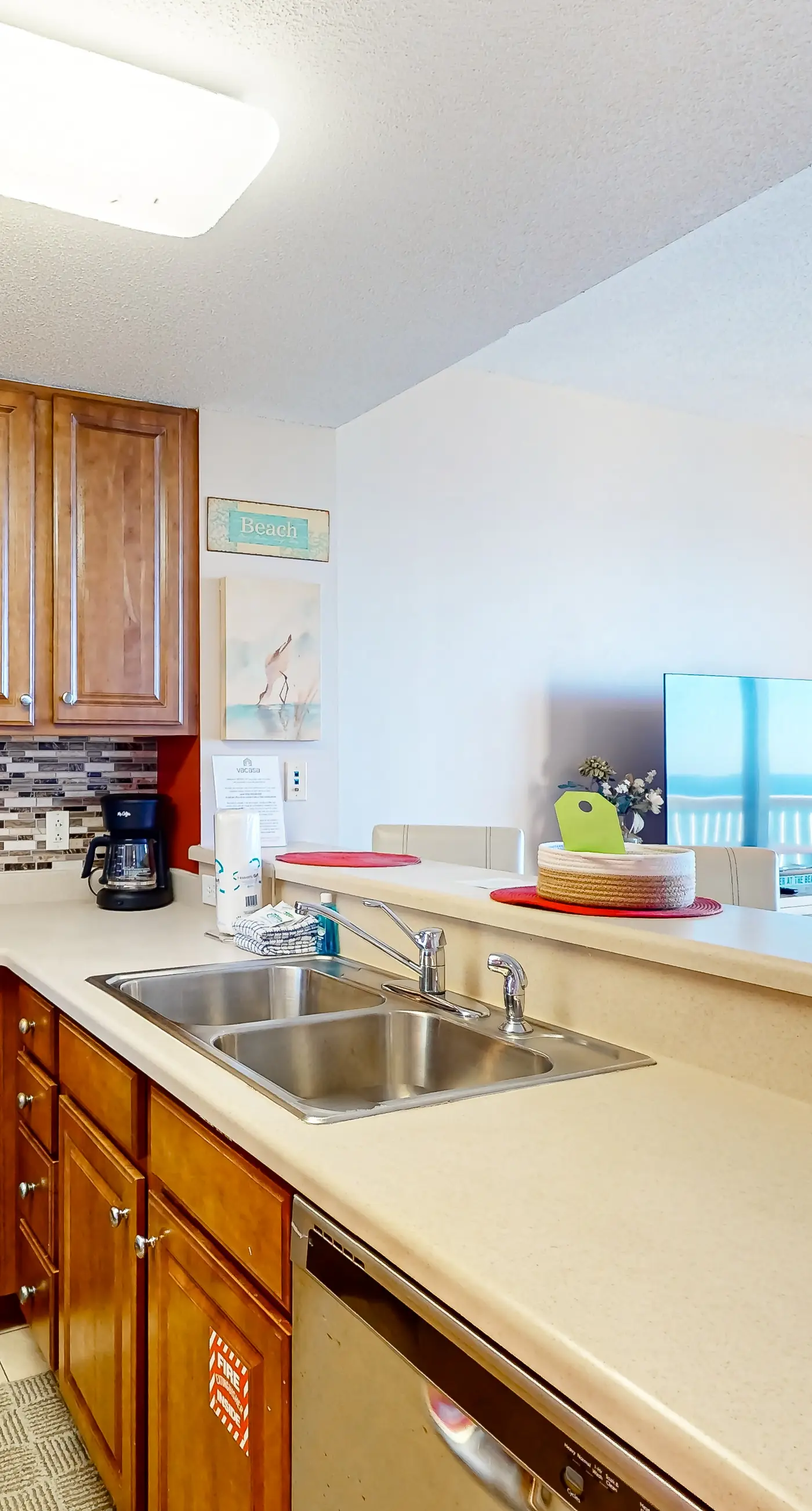 Cozy & colorful beachfront condo with balcony, pools, & fitness center