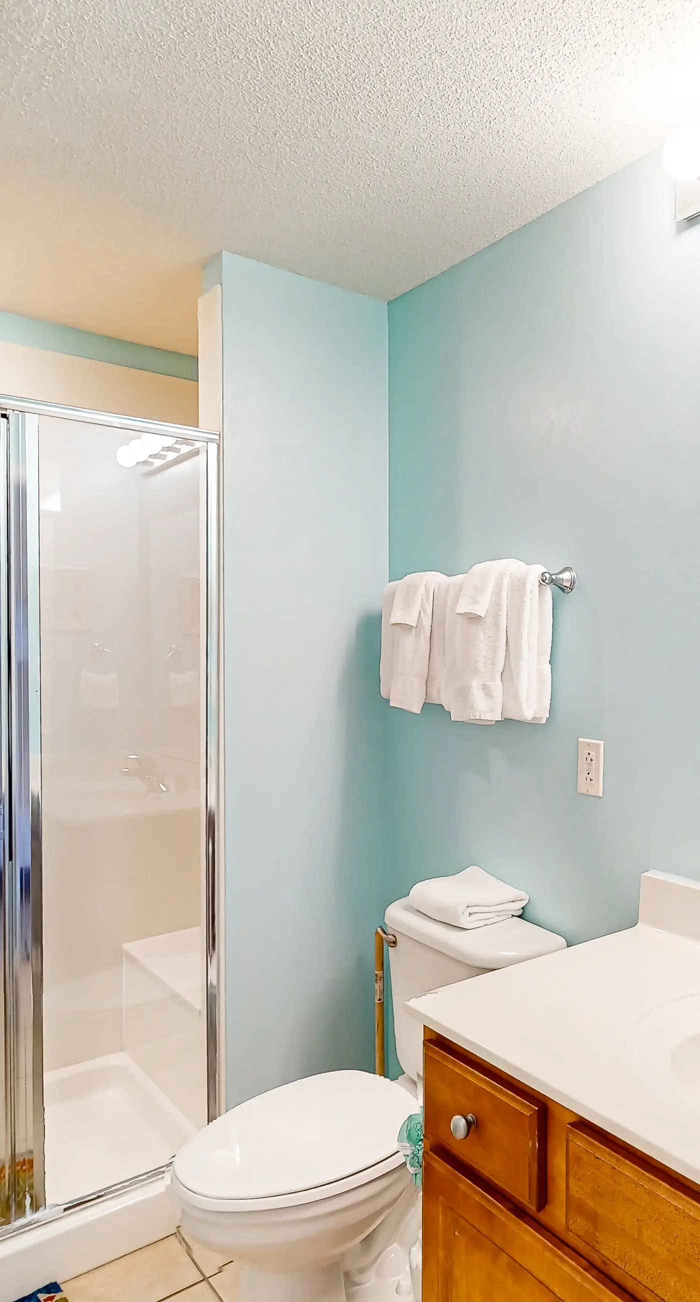 Cozy & colorful beachfront condo with balcony, pools, & fitness center