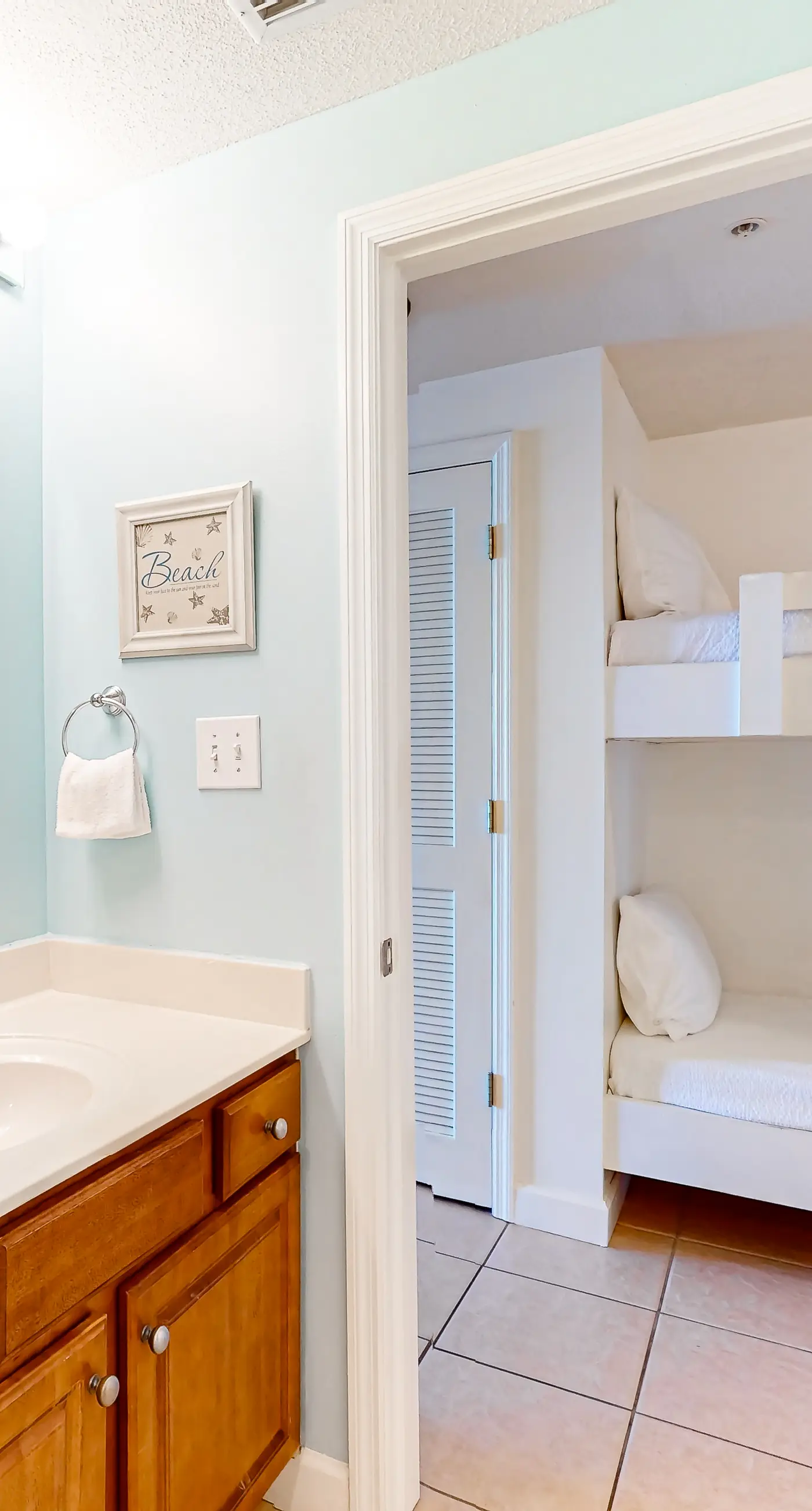 Cozy & colorful beachfront condo with balcony, pools, & fitness center