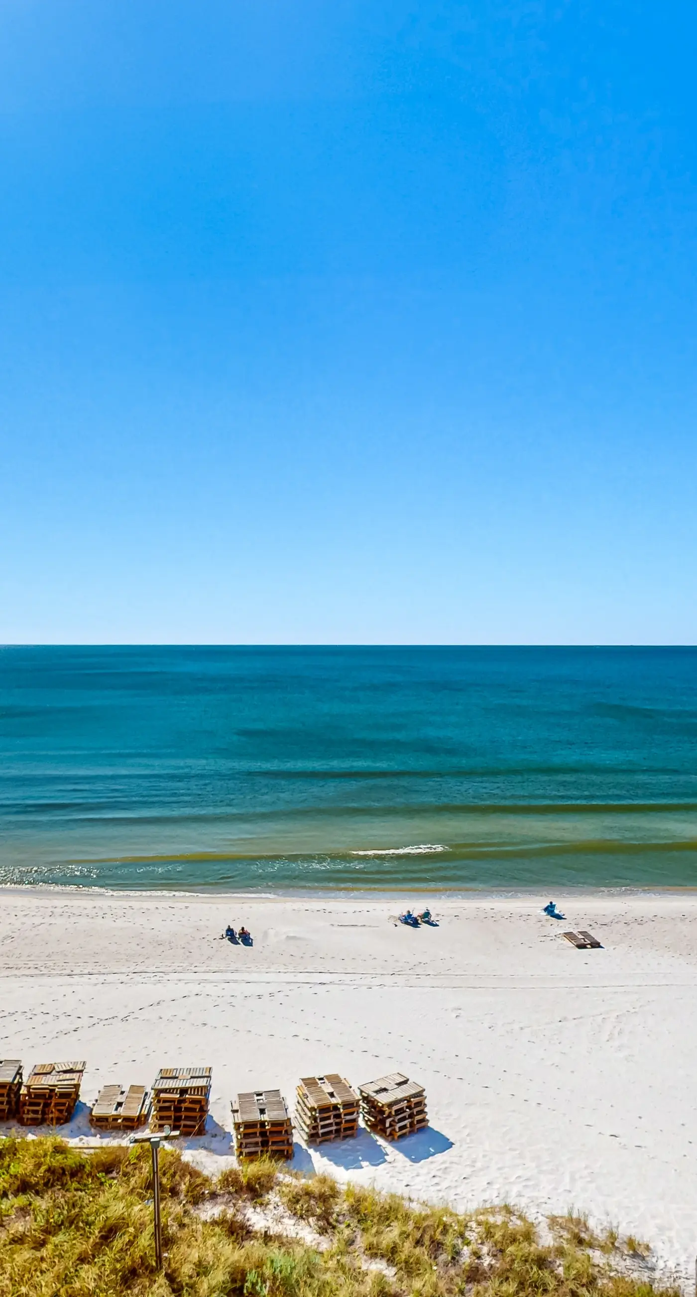 Cozy & colorful beachfront condo with balcony, pools, & fitness center