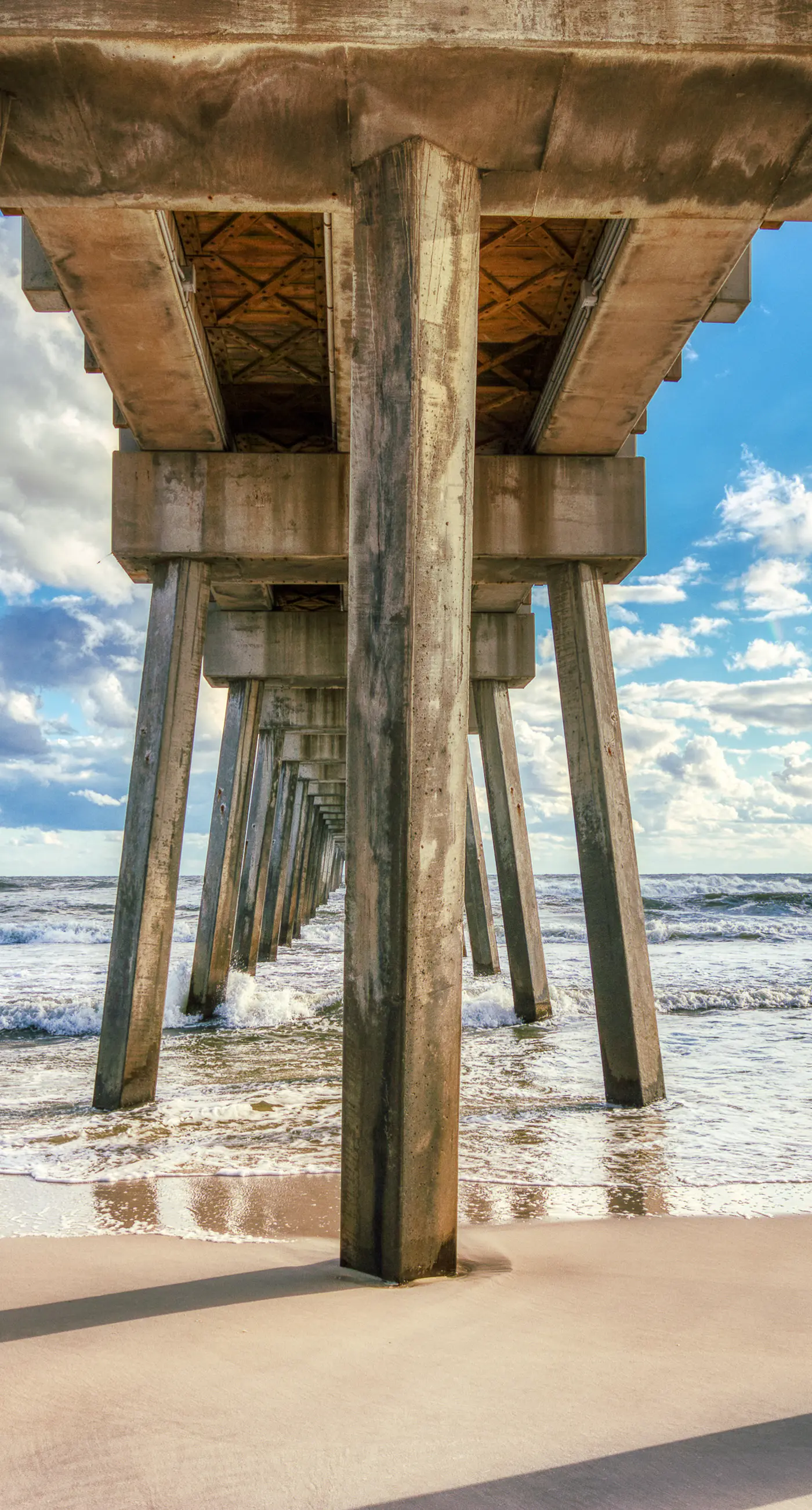 Cozy & colorful beachfront condo with balcony, pools, & fitness center