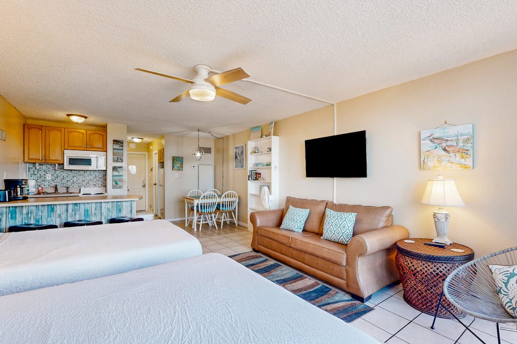 Top of the Gulf studio with pools, gym, & direct beach access