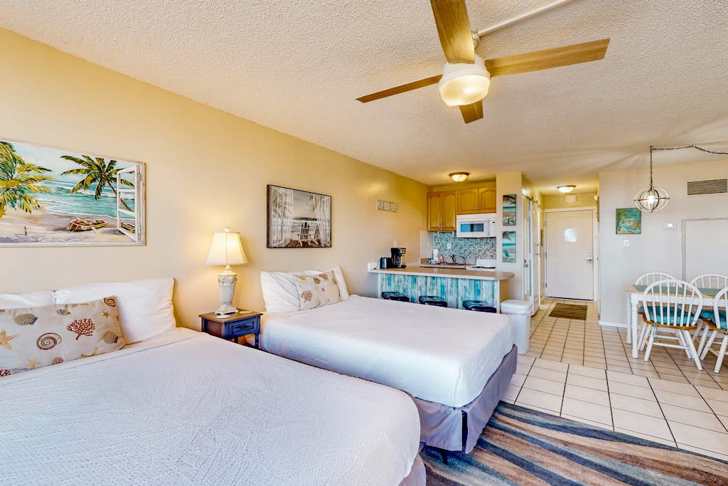 Top of the Gulf studio with pools, gym, & direct beach access
