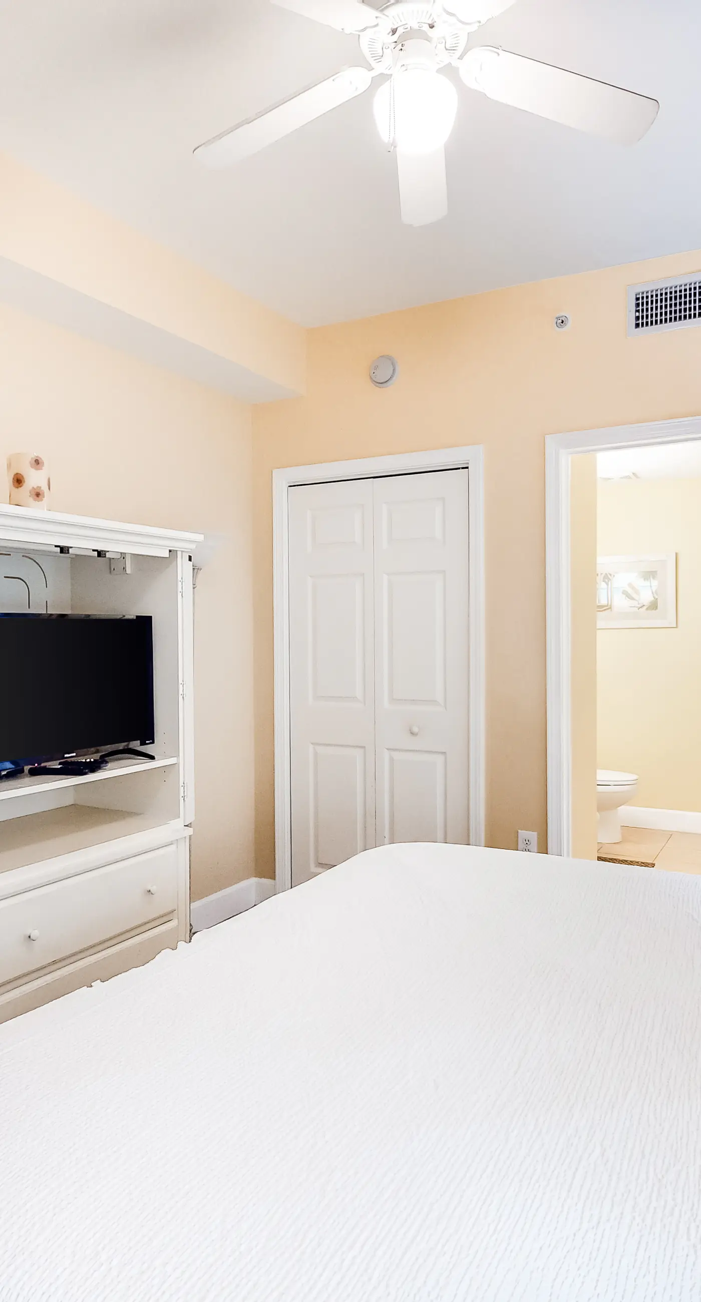 Charming, waterfront condo with pools, fitness center & beach access