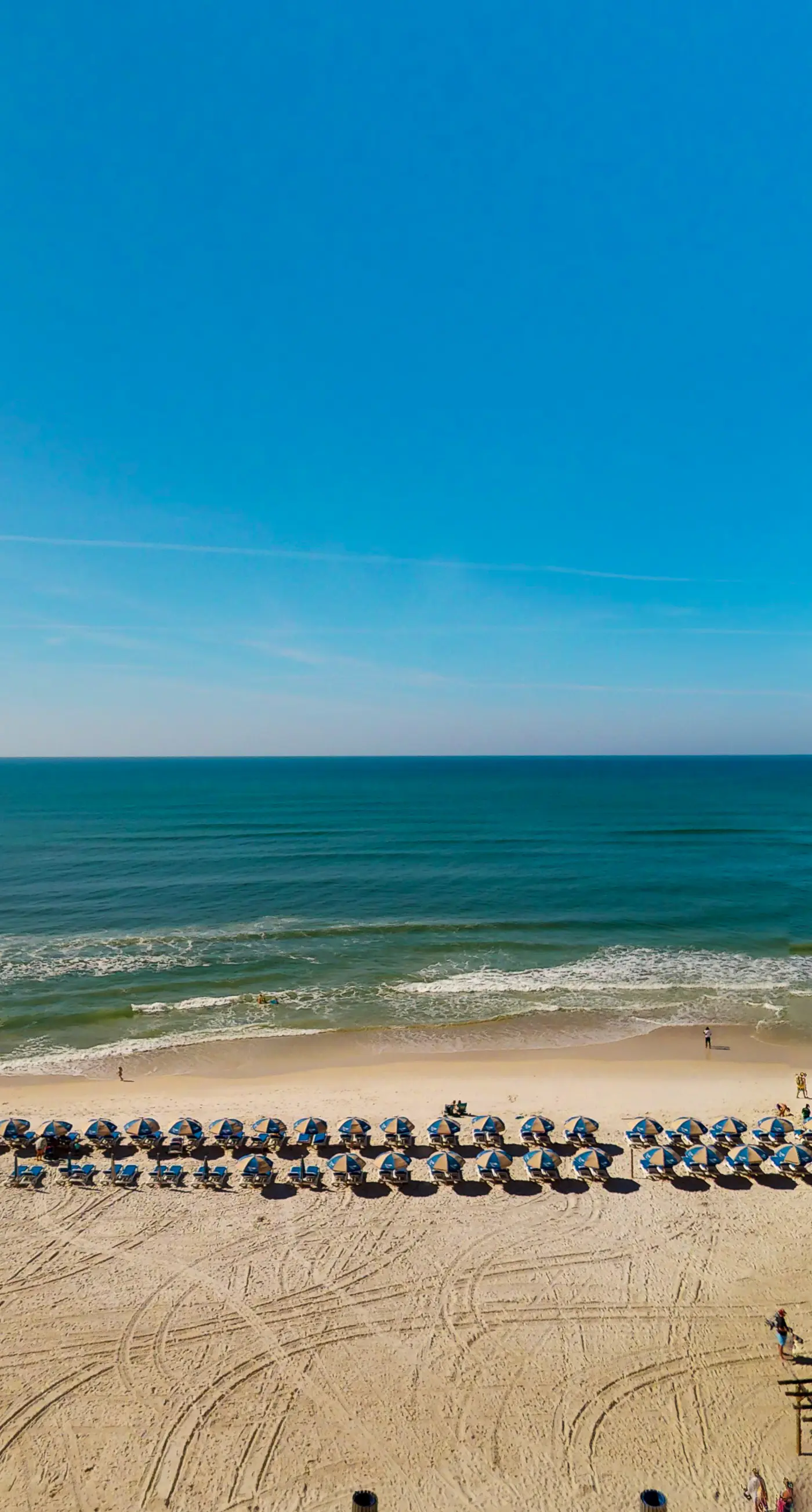 Gulf-front condo with amazing beach views, 3 pools, hot tubs, balcony, gym & AC