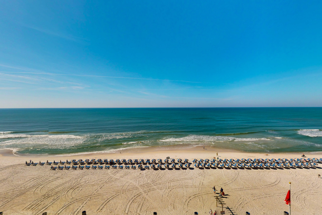 Gulf-front condo with amazing beach views, 3 pools, hot tubs, balcony, gym & AC