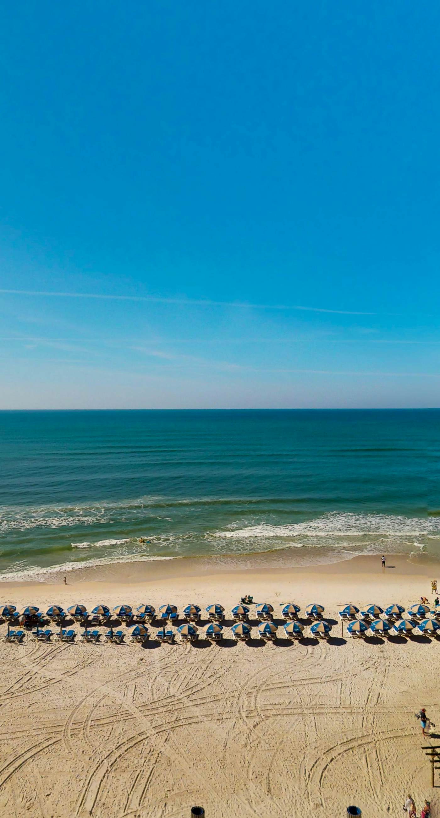 Gulf-front condo with amazing beach views, 3 pools, hot tubs, balcony, gym & AC