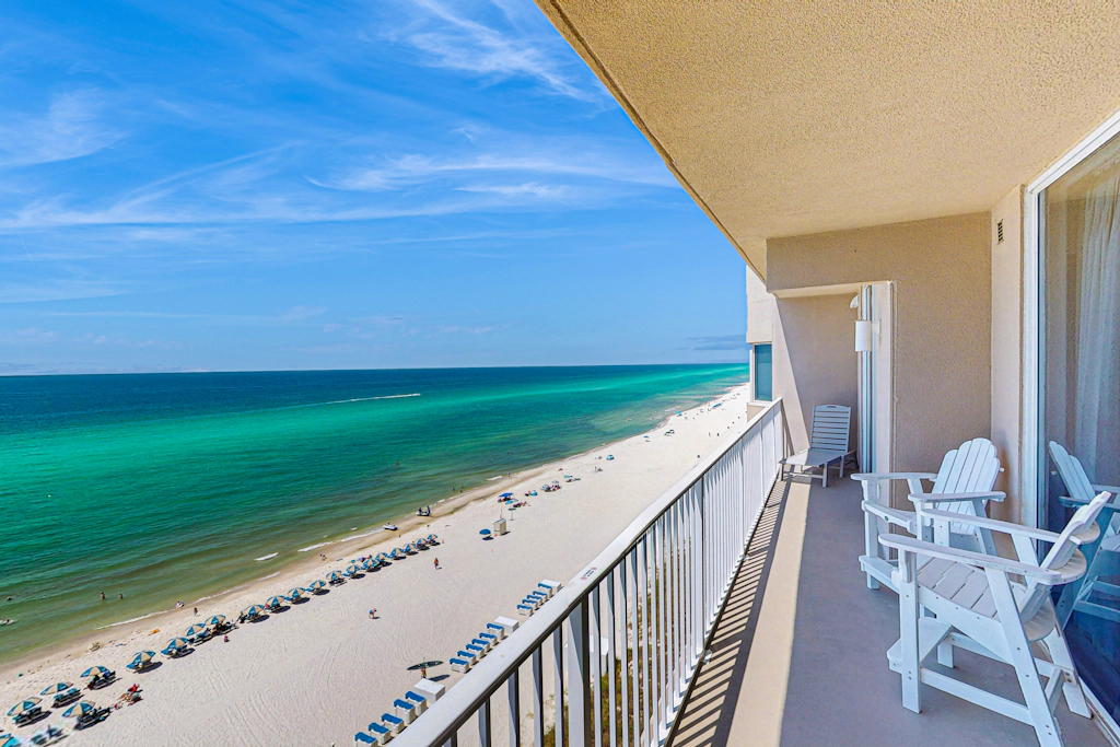 Eighth-floor beachfront condo w/ hot tubs, pools, seasonal beach service & more