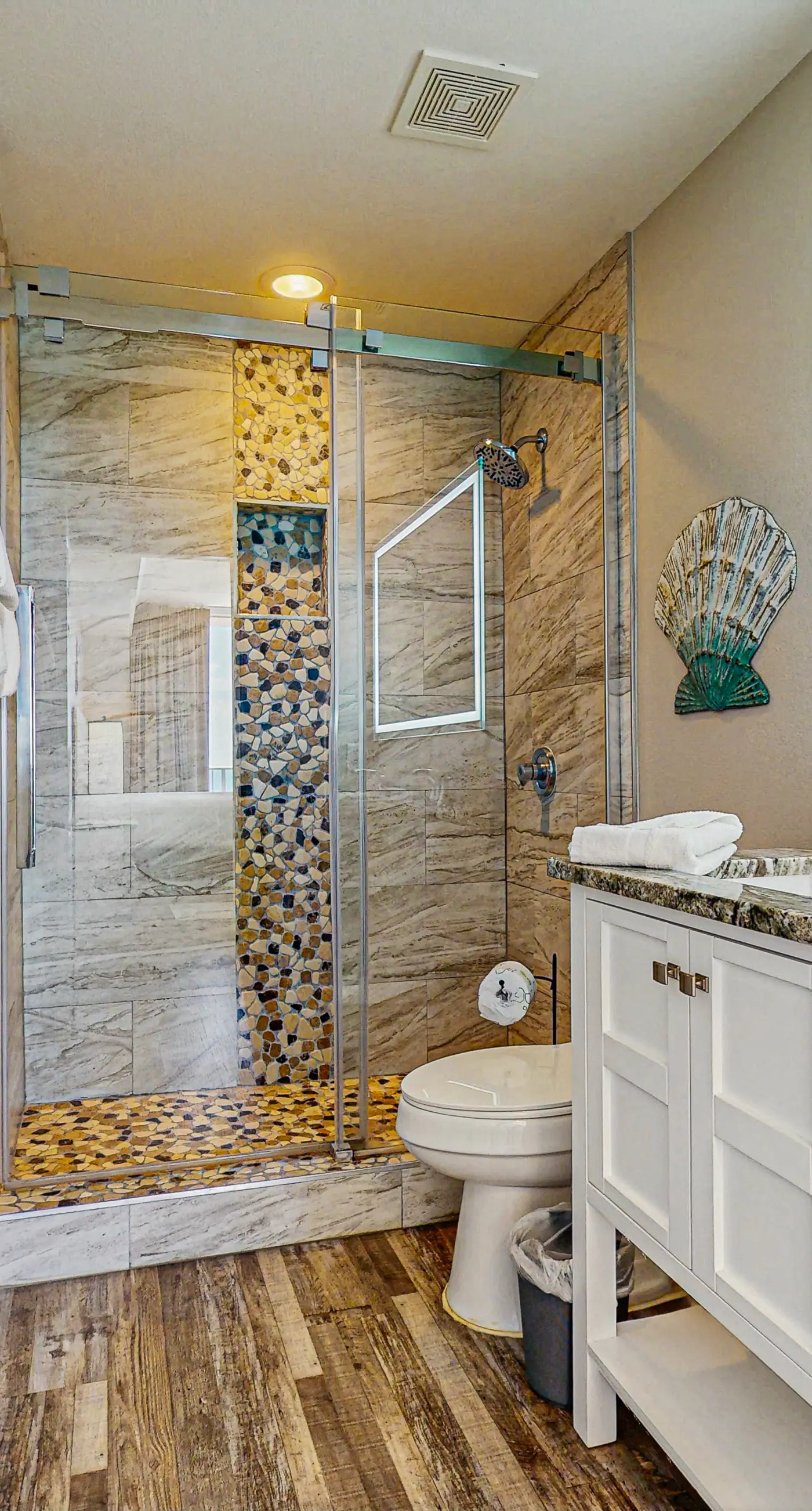 Eighth-floor beachfront condo w/ hot tubs, pools, seasonal beach service & more