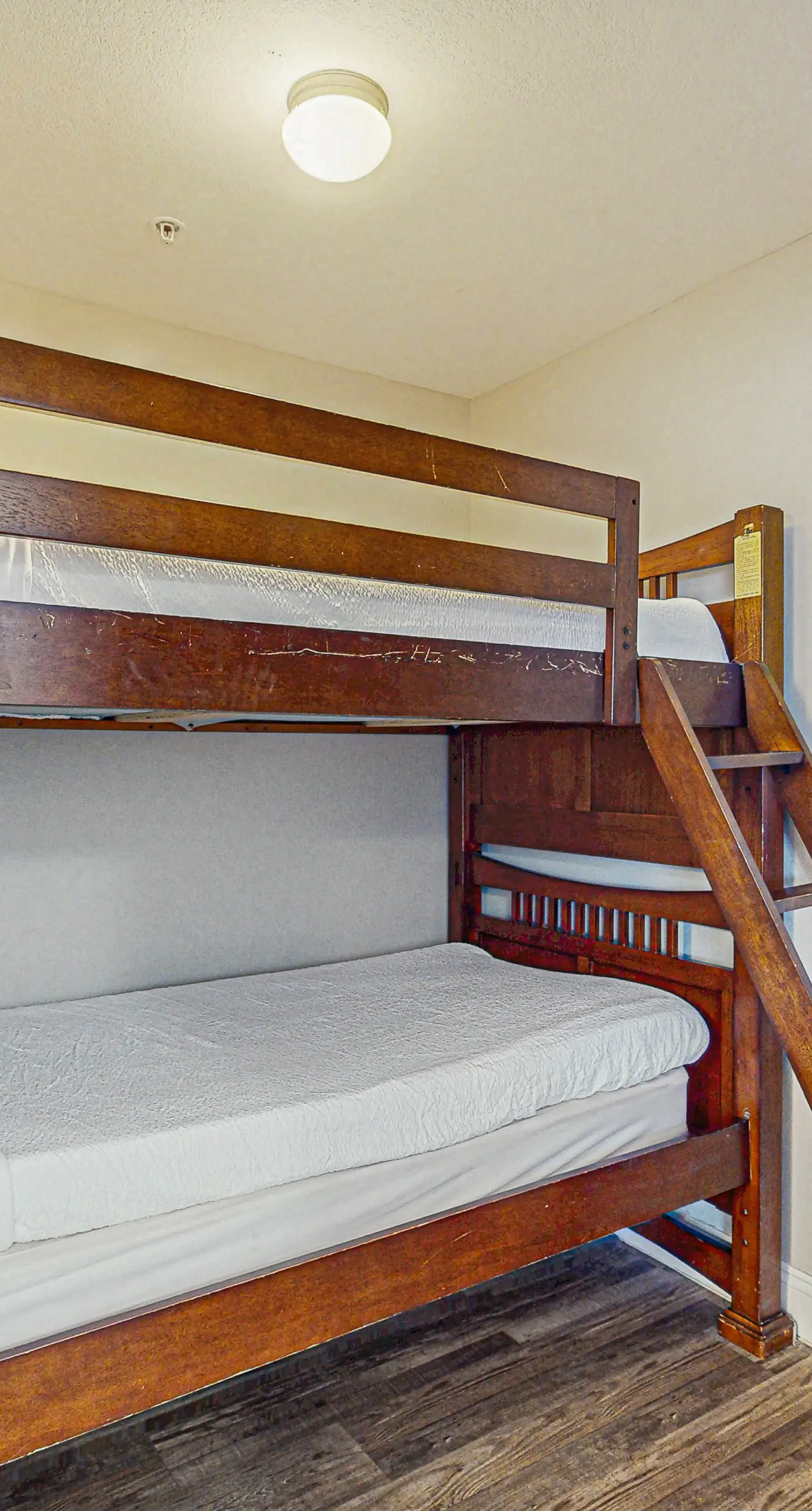 Eighth-floor beachfront condo w/ hot tubs, pools, seasonal beach service & more